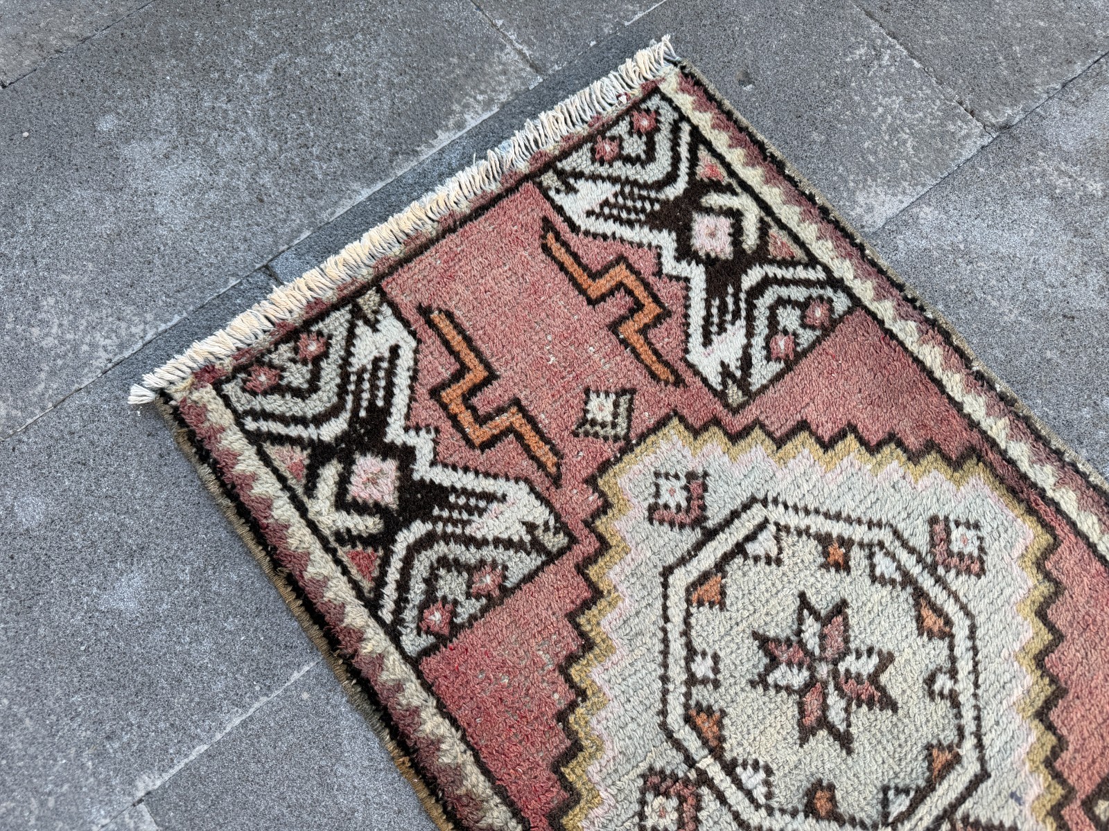 Vintage Turkish Mini Accent Rug 1.8×3.2 ft Rose Black Geometric Door Mat