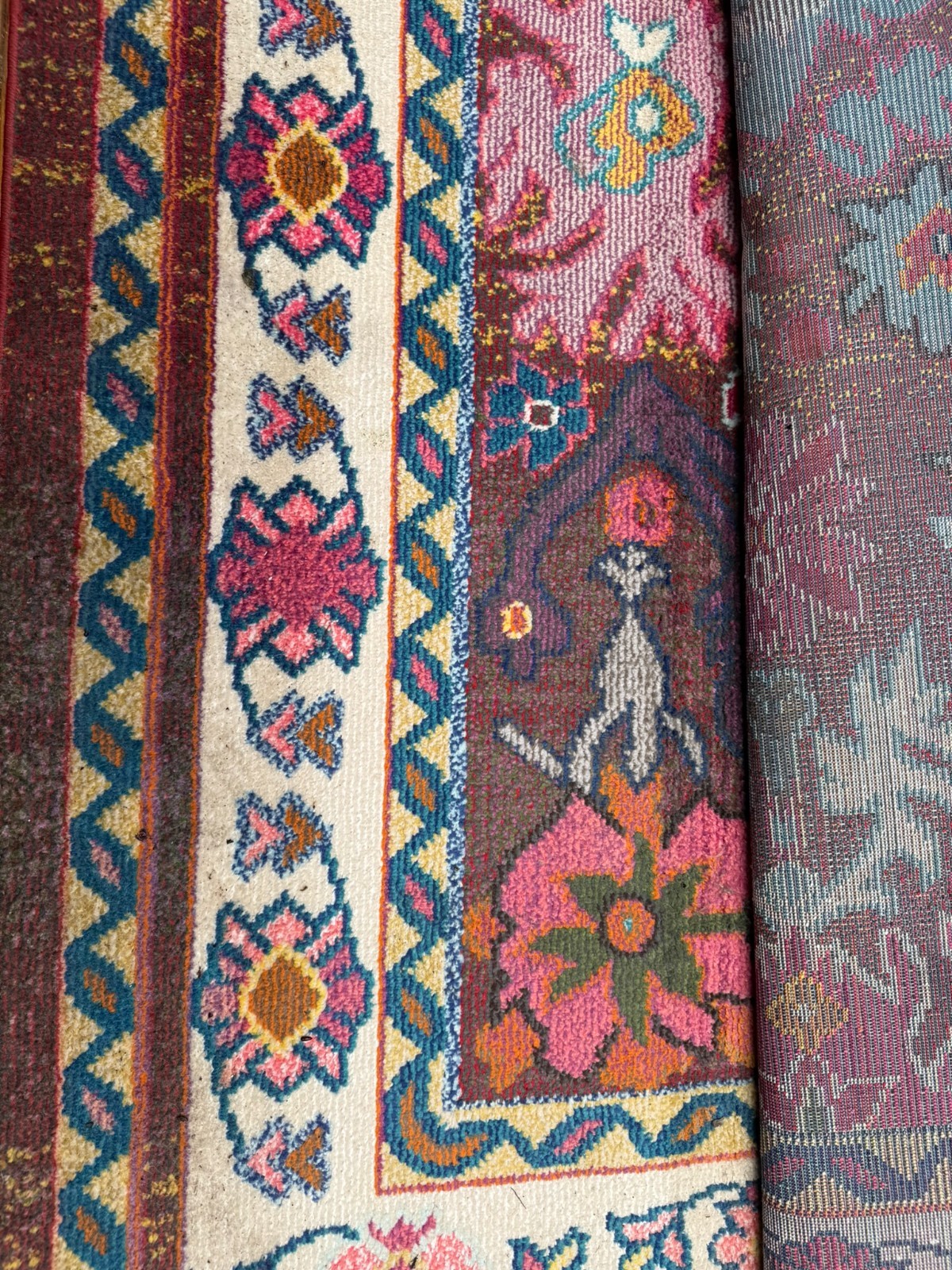 Unique Loom 9’x12′ multi-colored rug, pre-owned & good condition. Priced to sell