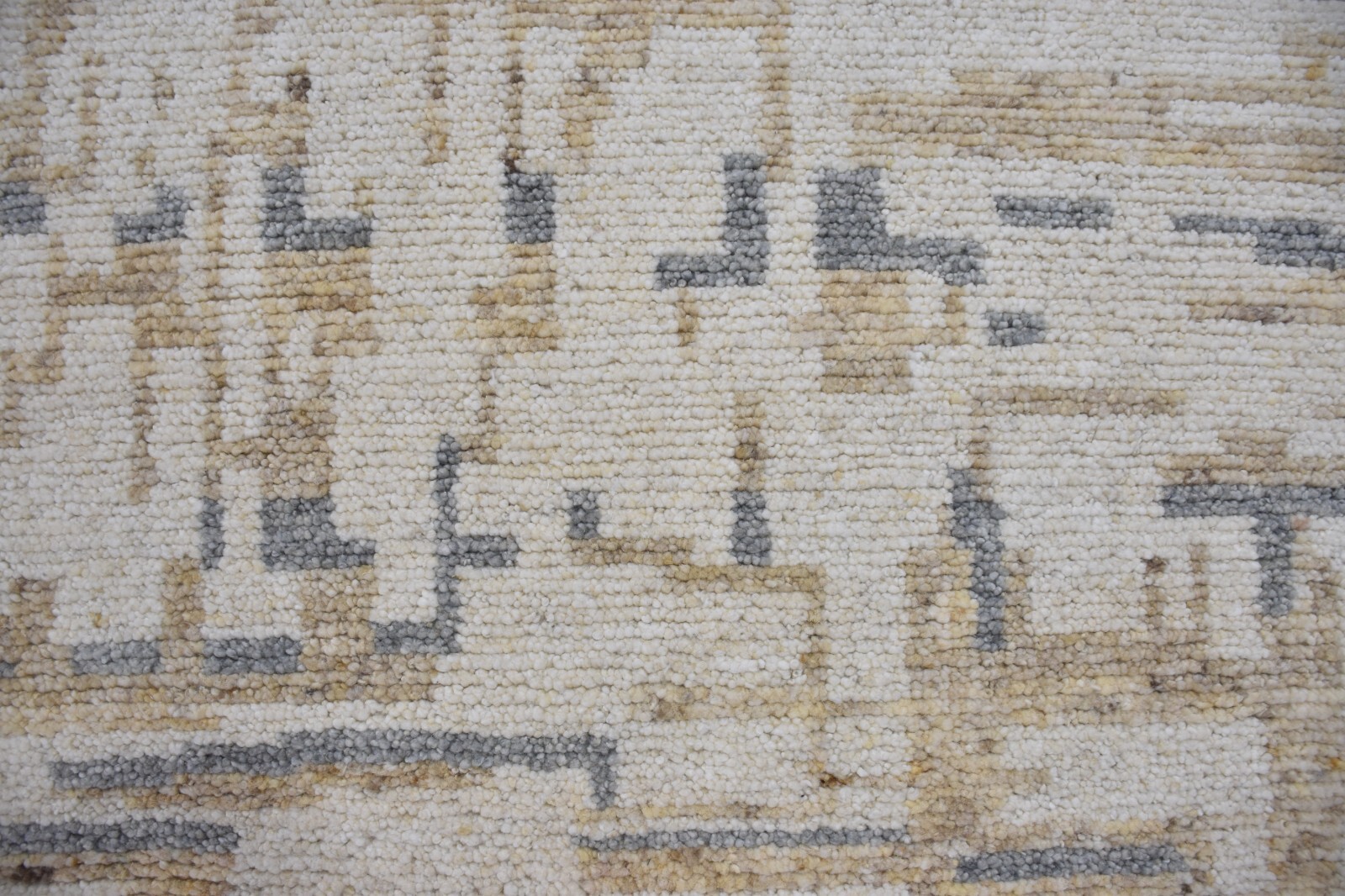 “Modern Abstract Hand-Knotted Wool Rug – Cream & Grey Geometric Design Carpet .