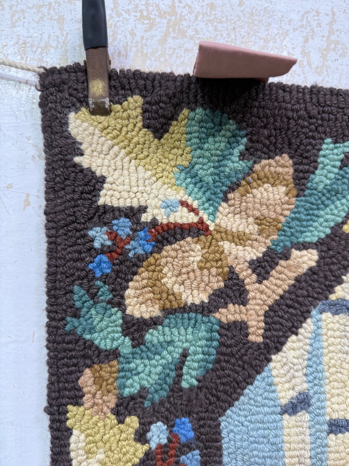 Vintage Beautiful Pictorial Figurative Hooked Rug Wall Hanging Floor Area