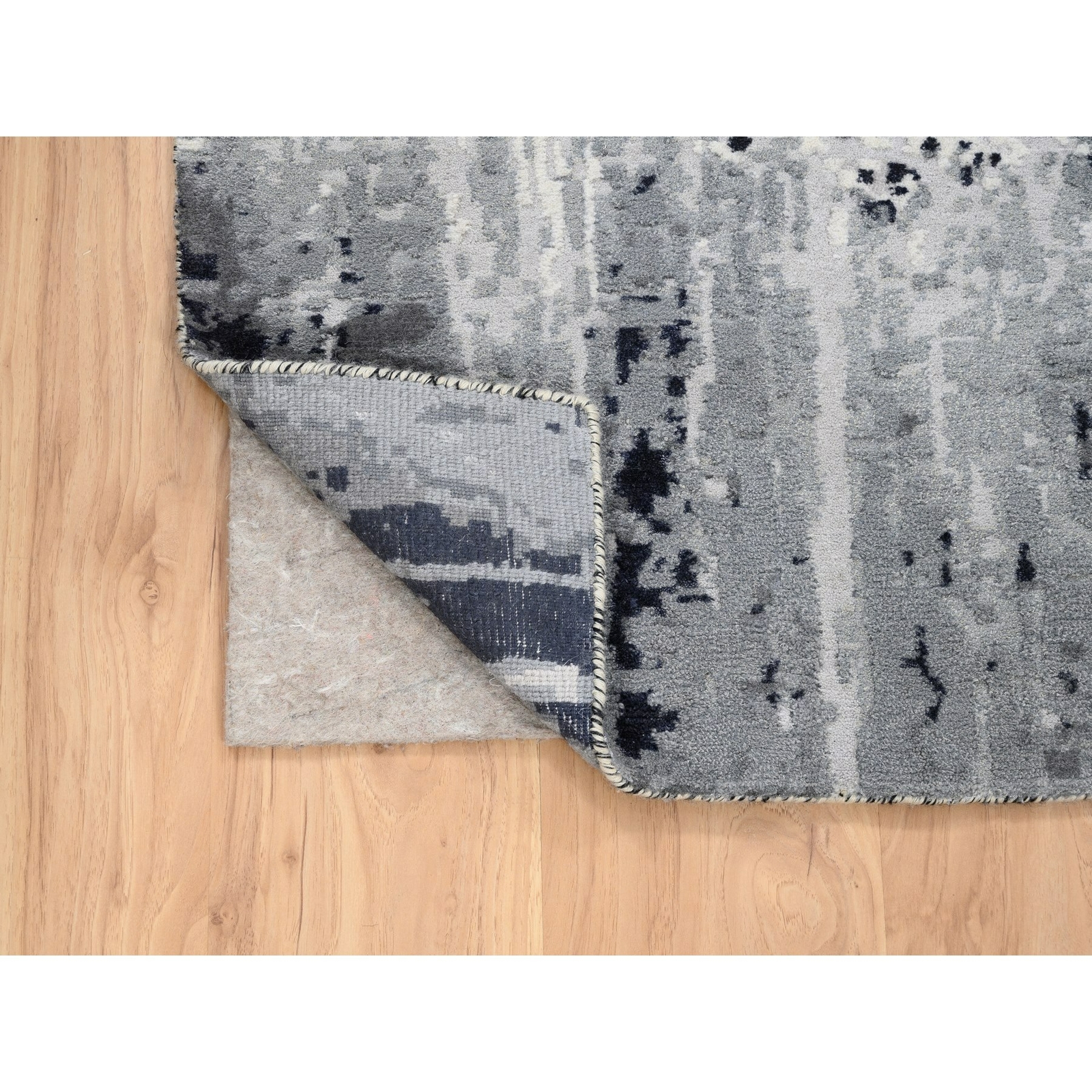 3’1″x5′ Ivory Abstract Design Wool and Silk Hand Knotted Oriental Rug R63189
