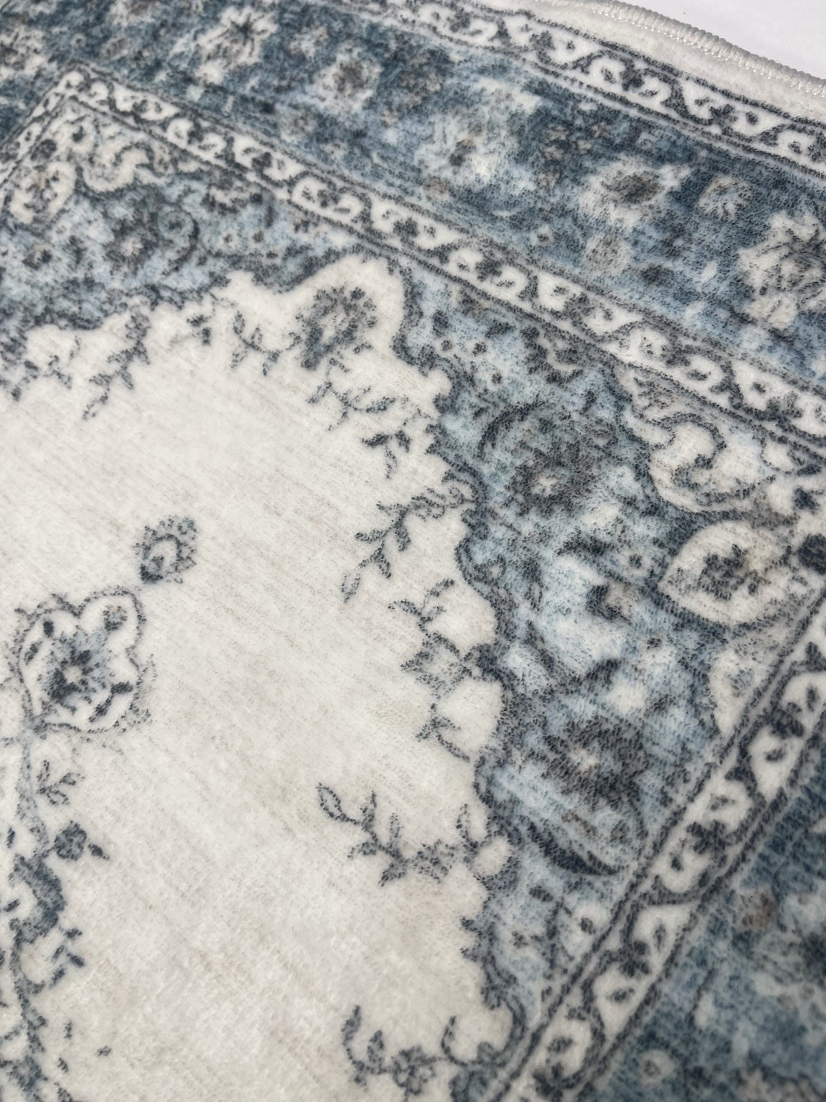 Badgley Mischka Blue Elegant Rug with Soft Texture 31.5″ × 20″