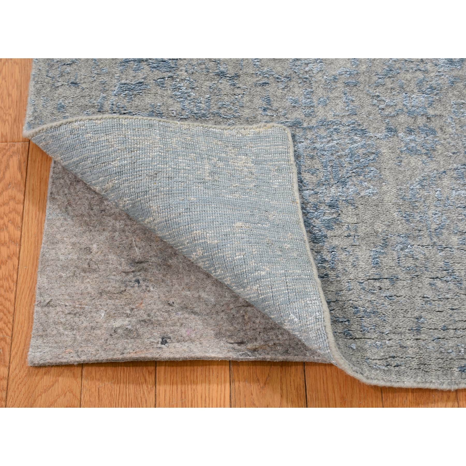 2’5″x9’10” Jacquard Hand-Loomed Silken Grey Broken Design Runner Rug R45569