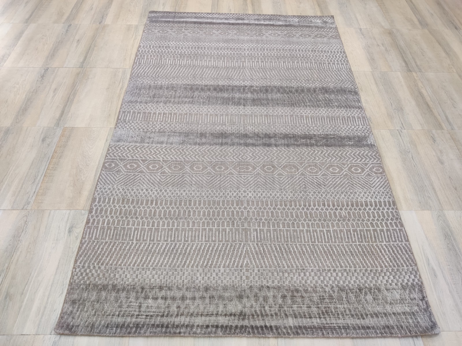 Hand Woven Wool Viscose Area Rug for Living Room 5 x 8 ft Geometric Grey Modern