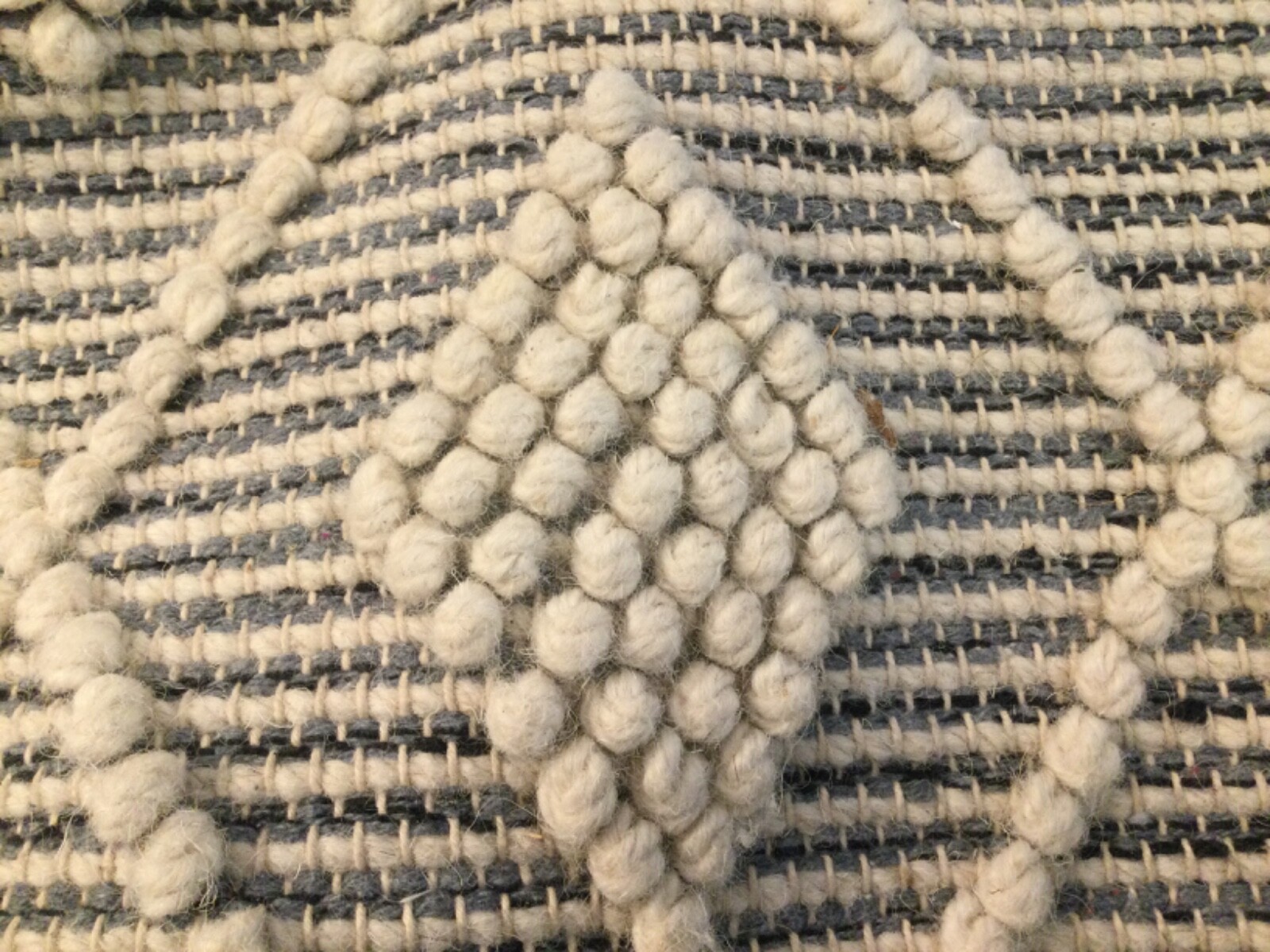 Urban 86 throw rug 27×43″ light gray Amah-3334 unique cotton/wool 3D
