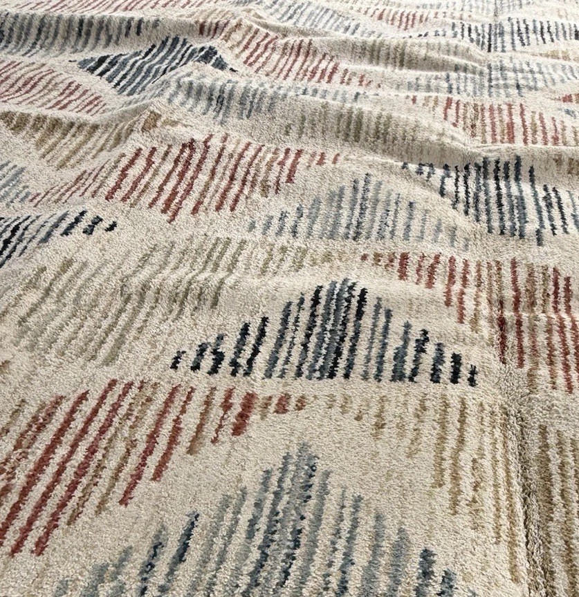 8ft X 10ft ORIAN RUG. Lightly used. Great condition. No stains. 89in X 129in