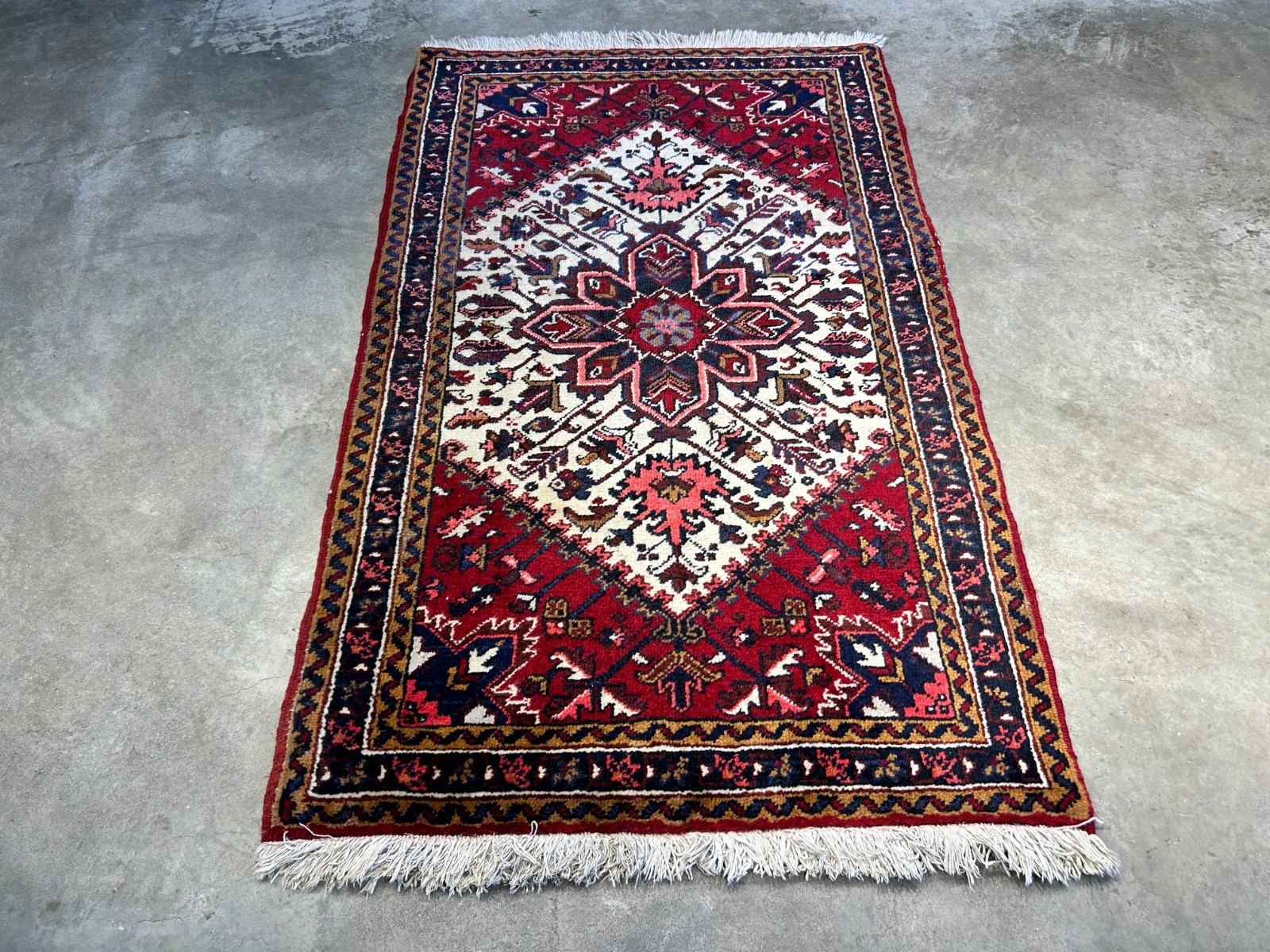 3’1″x5′ Hand-Knotted 100% Wool Pile Herize Rug
