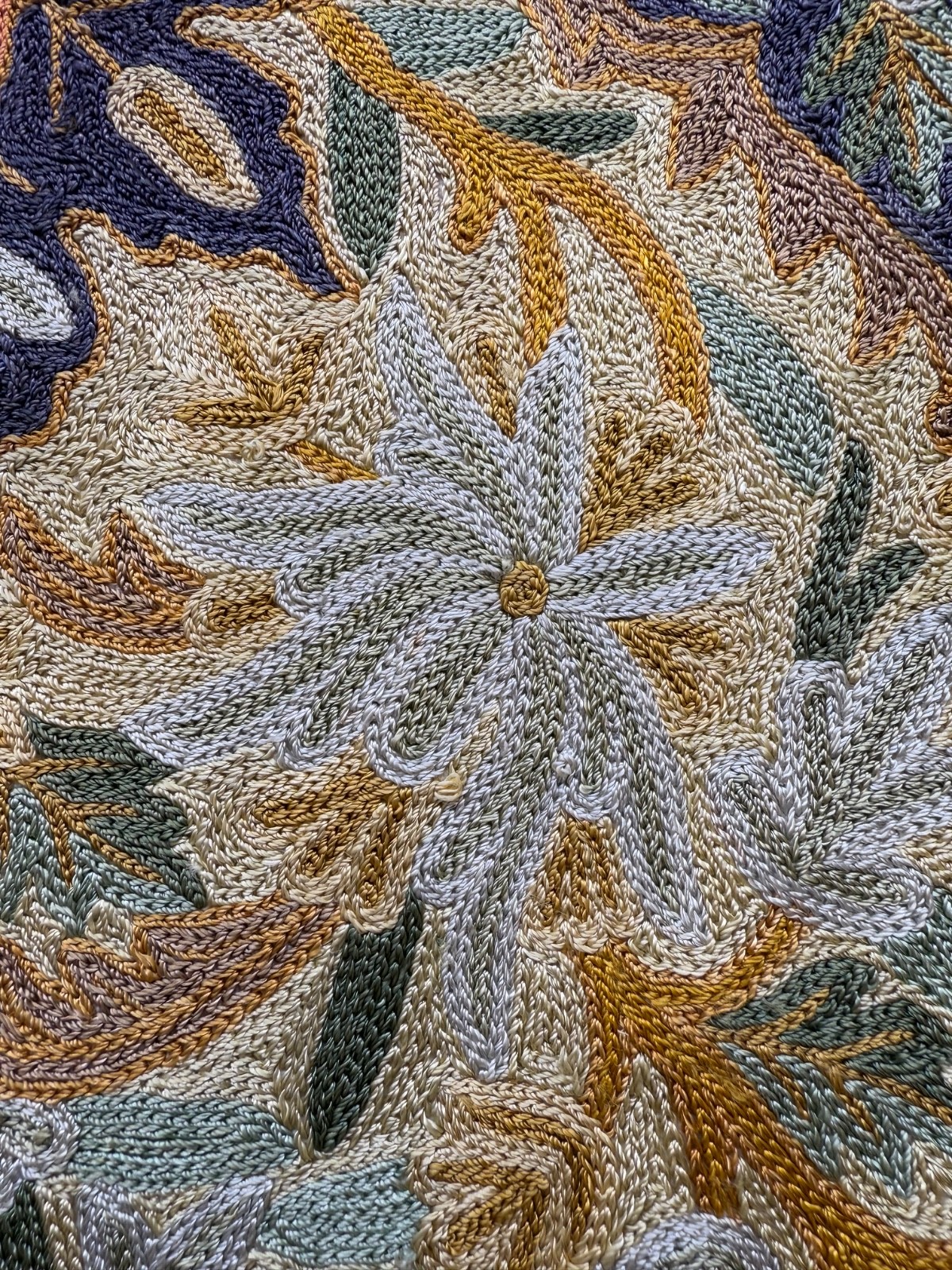 Vintage Beautiful Hand Silk Embroidered Kashmiri Chain Stitch Rug 140×86 Cm