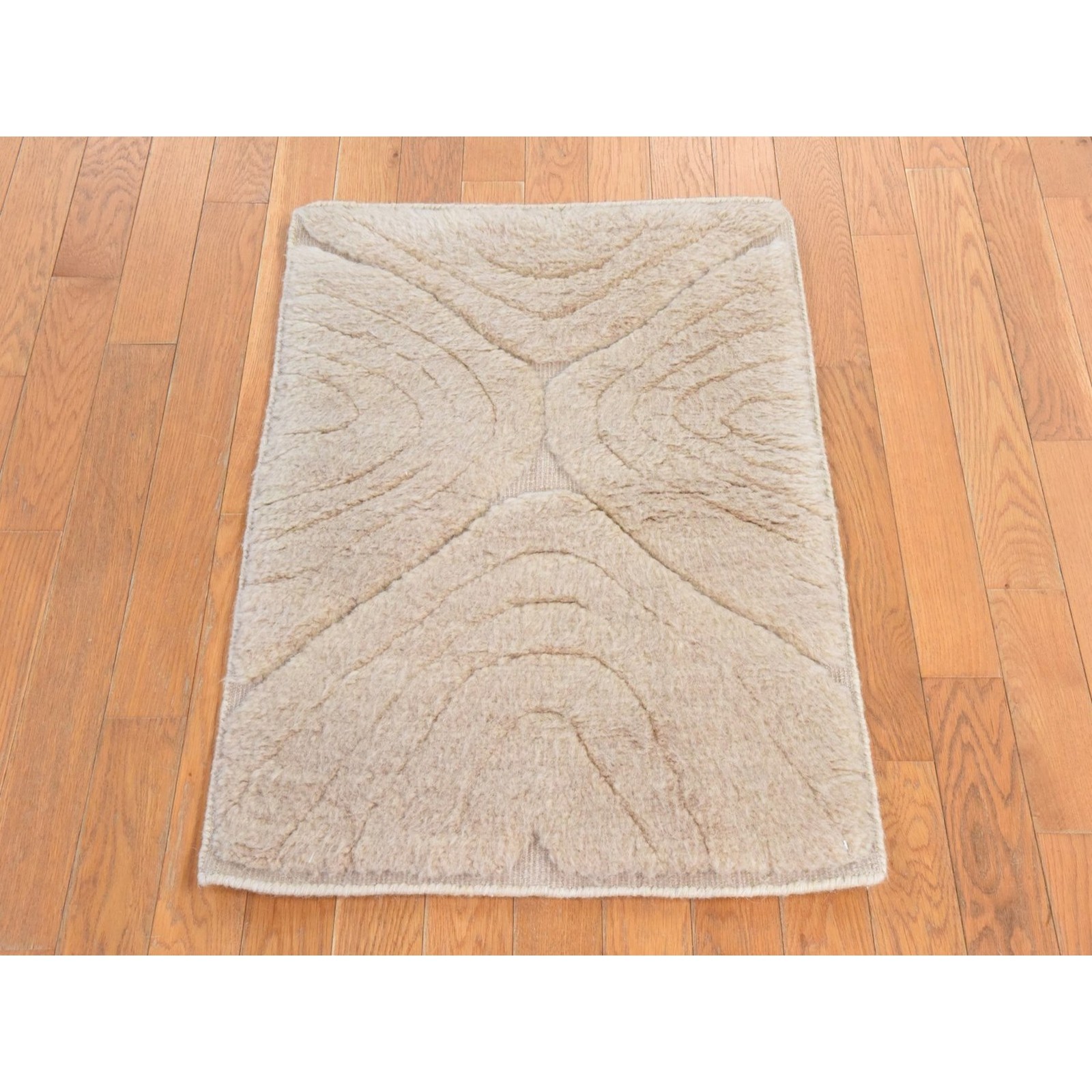 2’1″x2’10” Beige Moroccan Weave Shaggy and Soft Pile Hand Knotted Wool Mat Rug