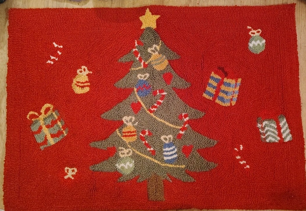 Christmas Area Rug Christmas Tree Gifts Candy Canes Machine Hooked 29″ x 20″ EUC