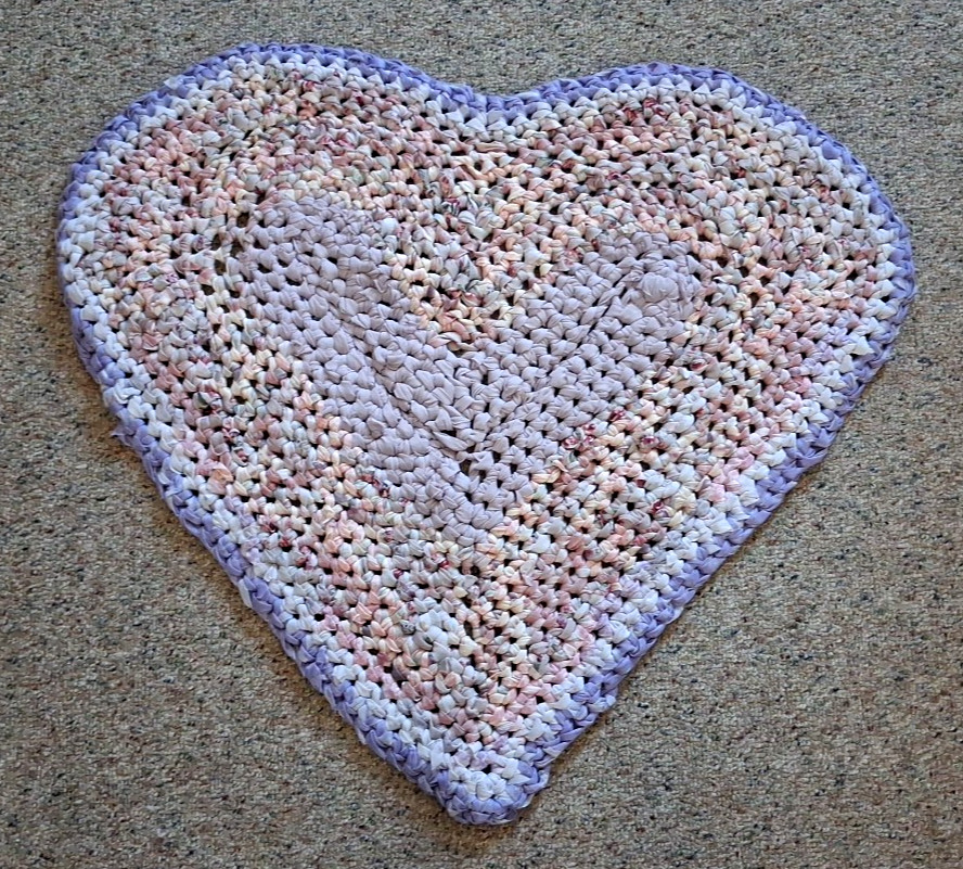 Vintage Heart Shaped Braided Rag Rug 28″x34″ Purples Cottage Core Handcrafted