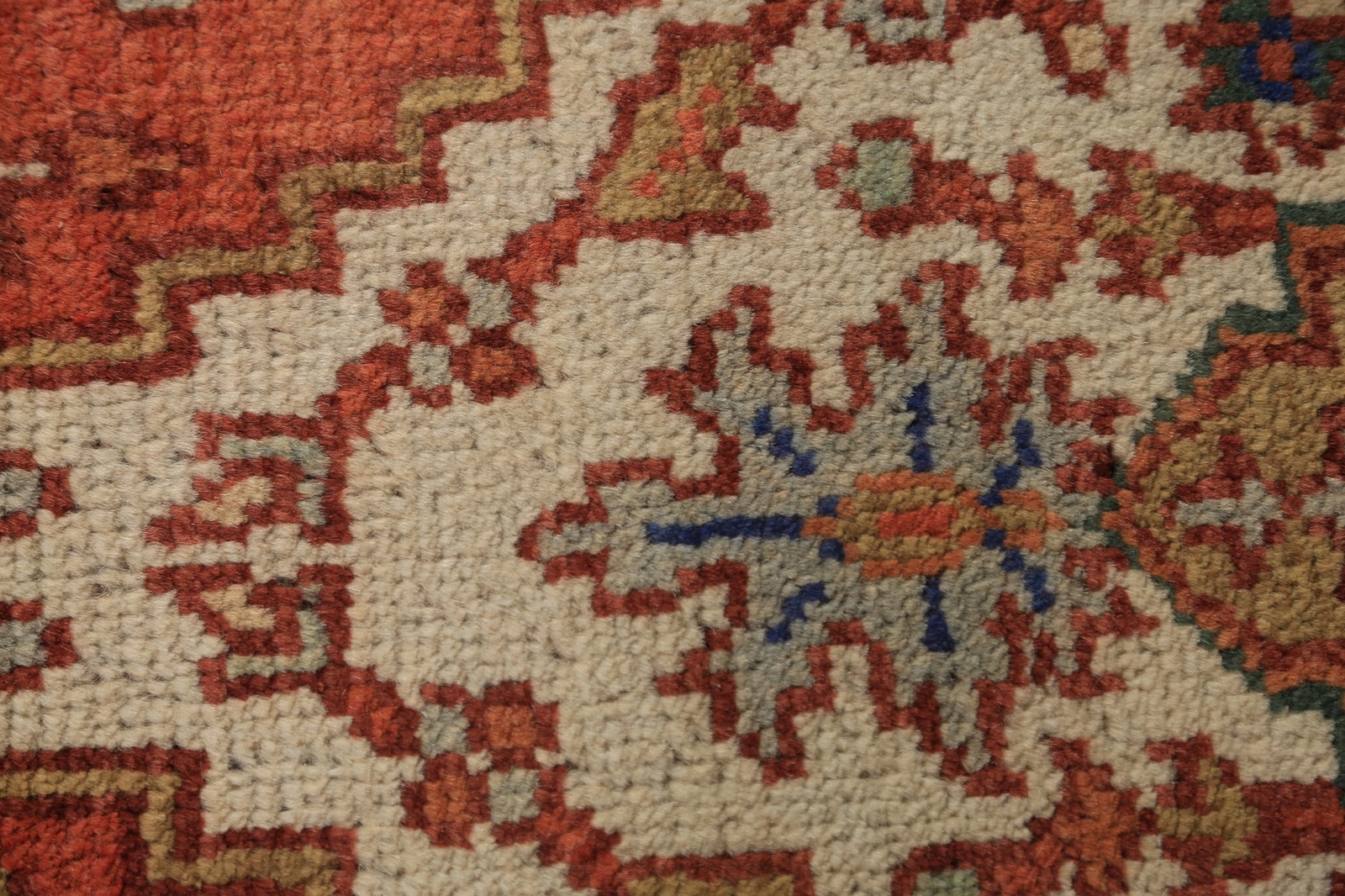 Heriz Serapi Ivory Hand-Knotted Indian Carpet in Wool 5′ 1″ x 3′ 0″