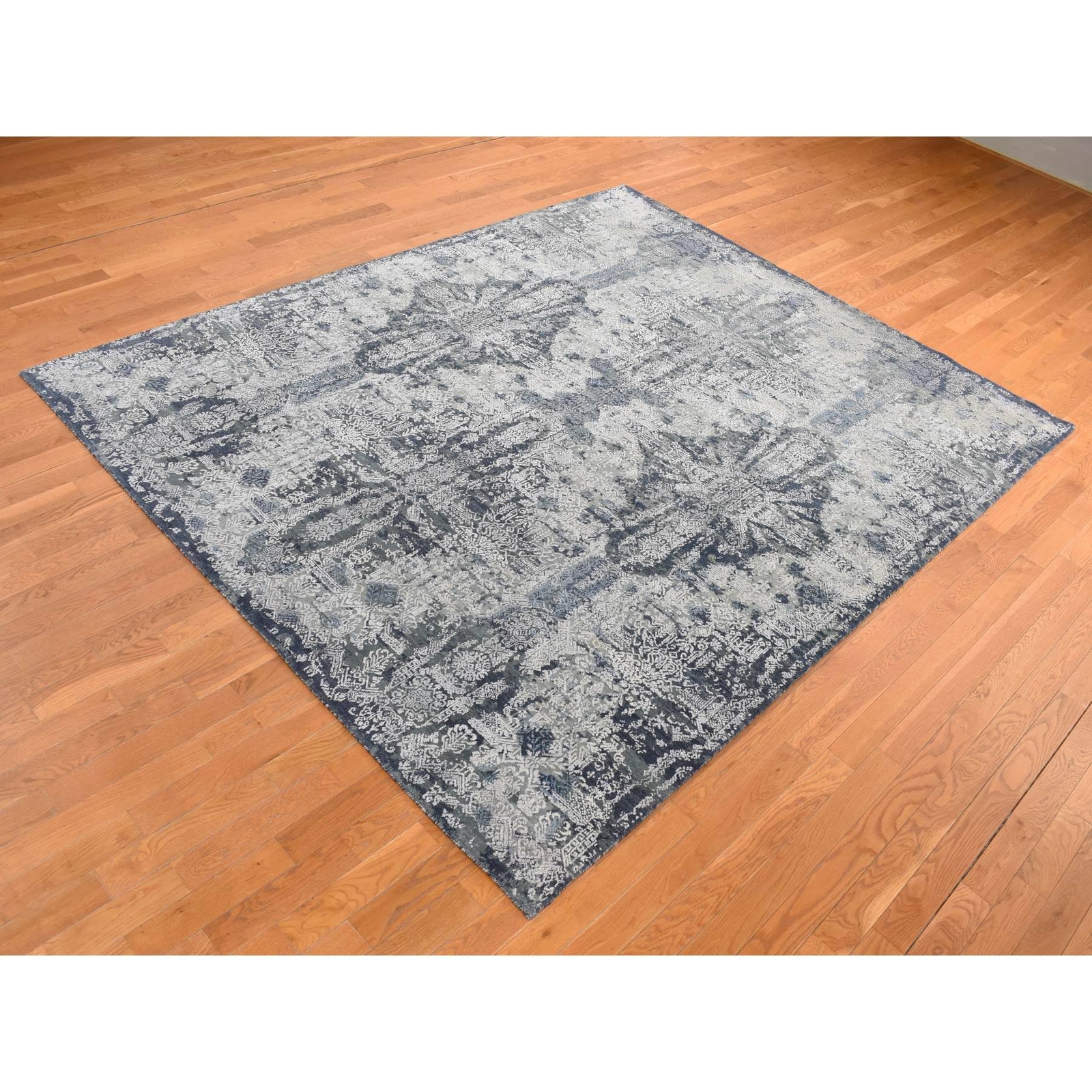 7’10” x 10′ Ash Gray Jewellery Design Wool and Silk Hand Knotted Rug R80838