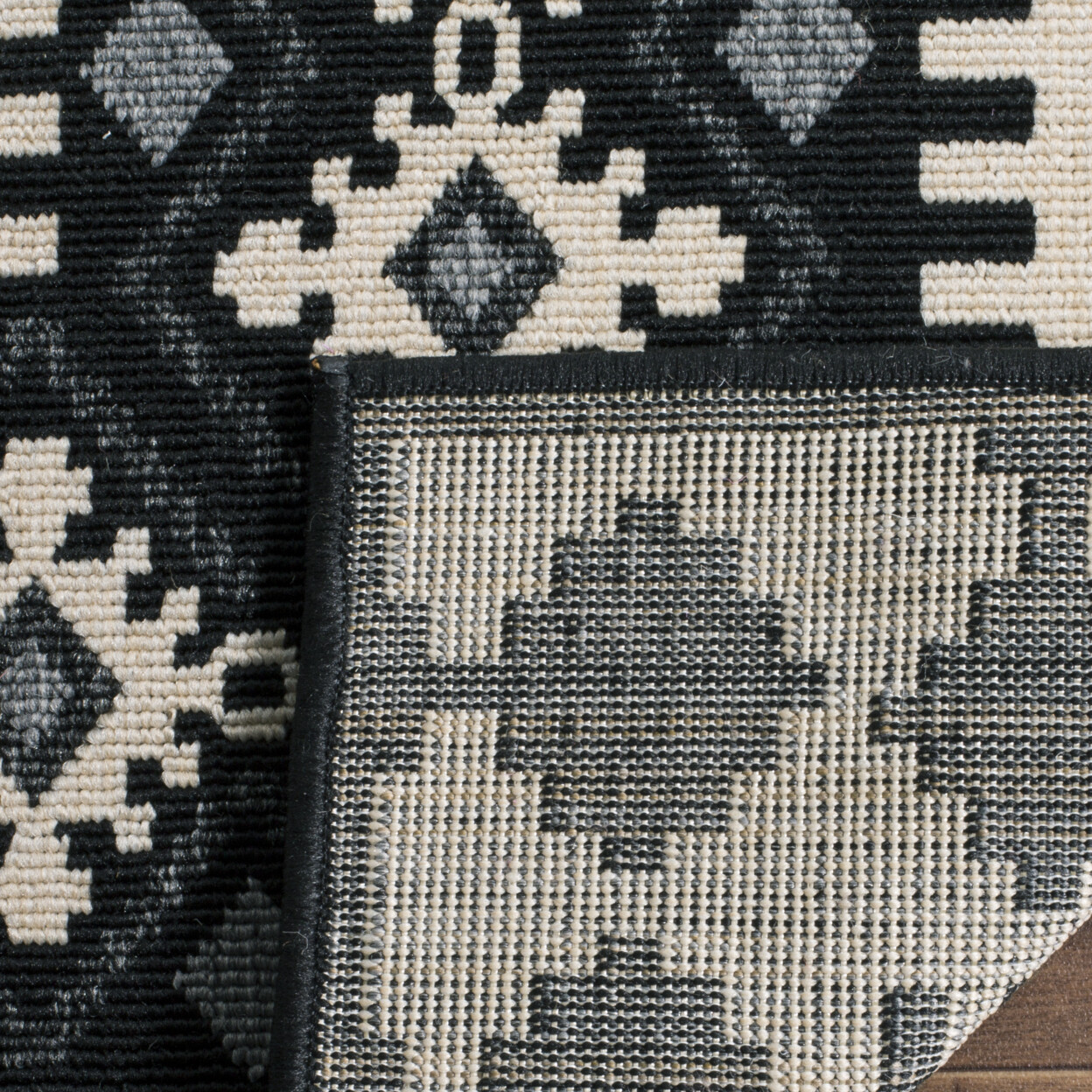 SAFAVIEH Outdoor VER099-0421 Veranda Black / Creme Rug