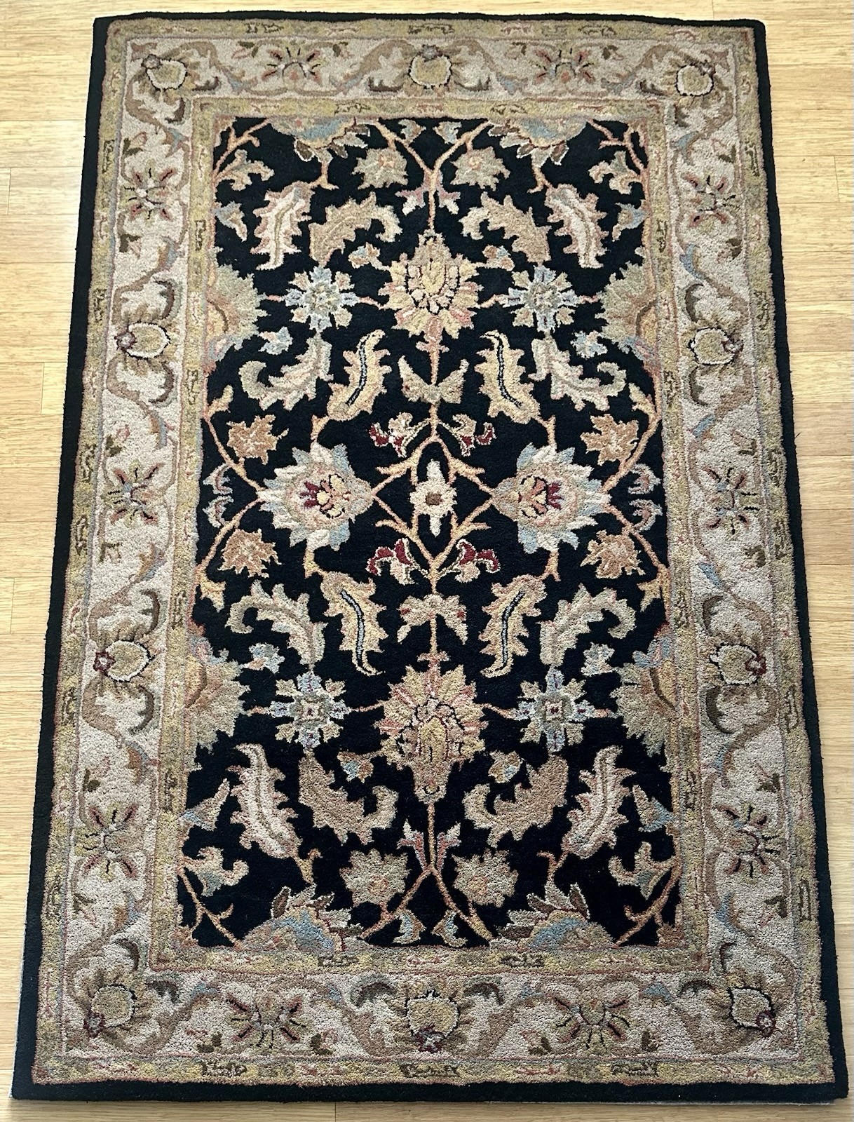 Safavieh Heritage Collection 5′ x 8′ Wool Rug
