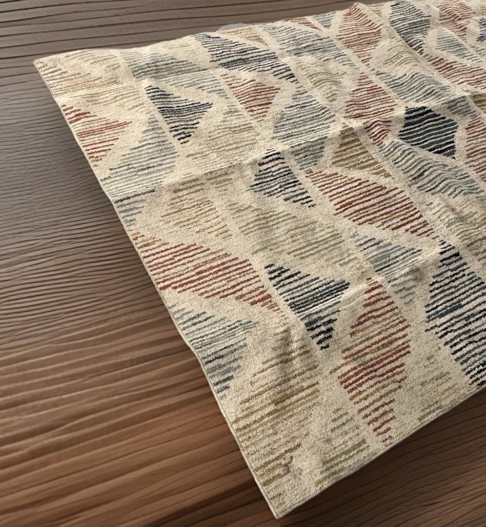 8ft X 10ft ORIAN RUG. Lightly used. Great condition. No stains. 89in X 129in