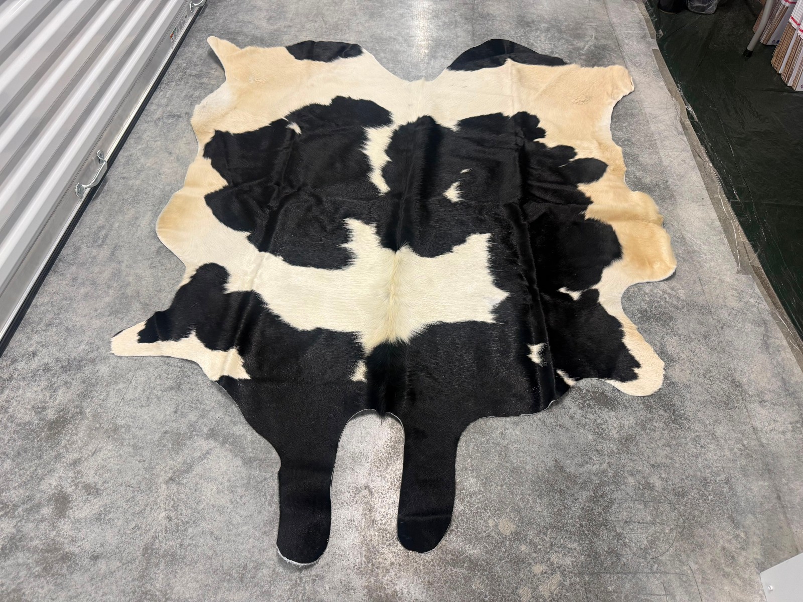 Cowhide Rug Holando 73″x63″ (6.1×5.2 ft) | Premium Quality Hide #202