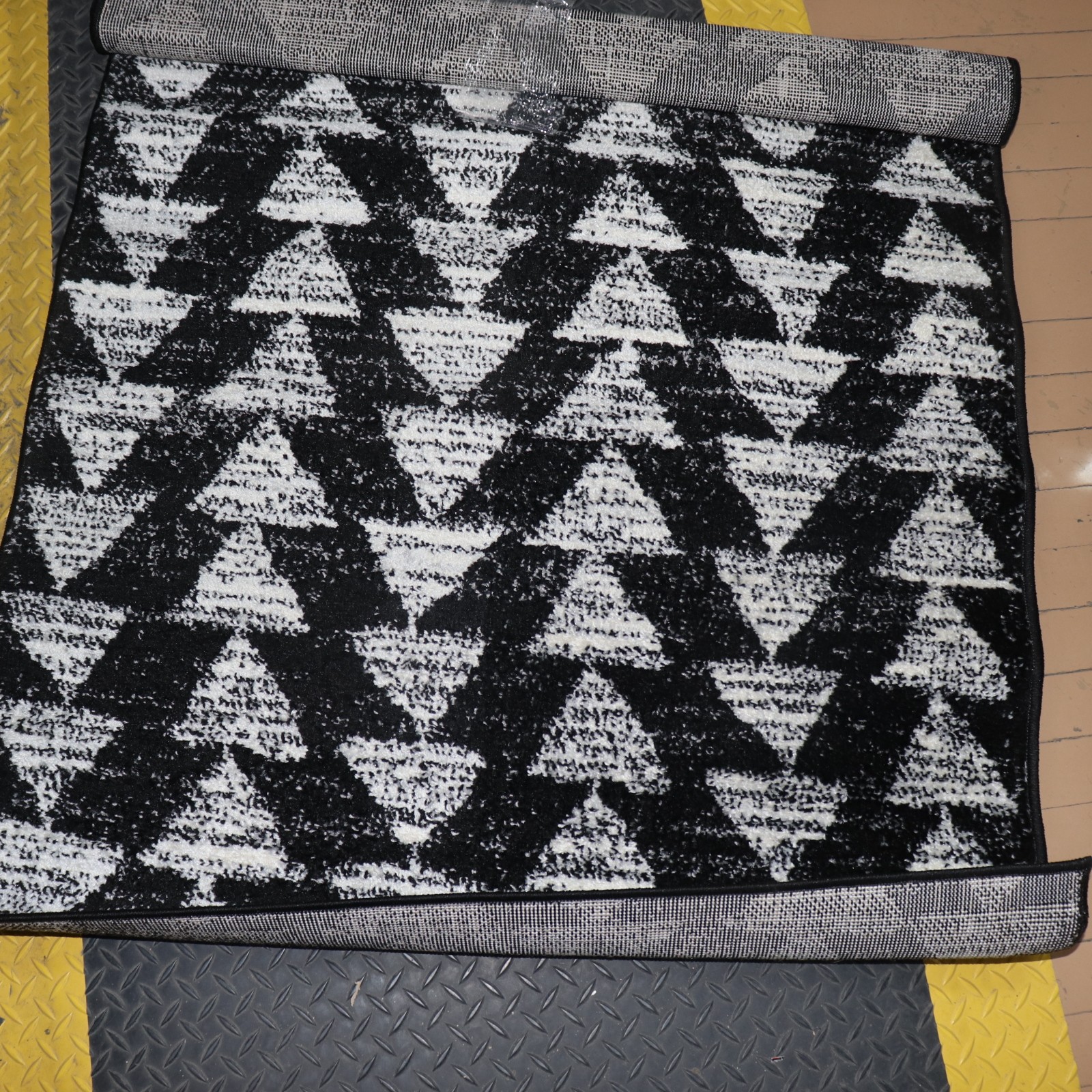 Jonathan Y Moroccan Triangle Geometric Area Rug Black/Cream 3′ x 5′