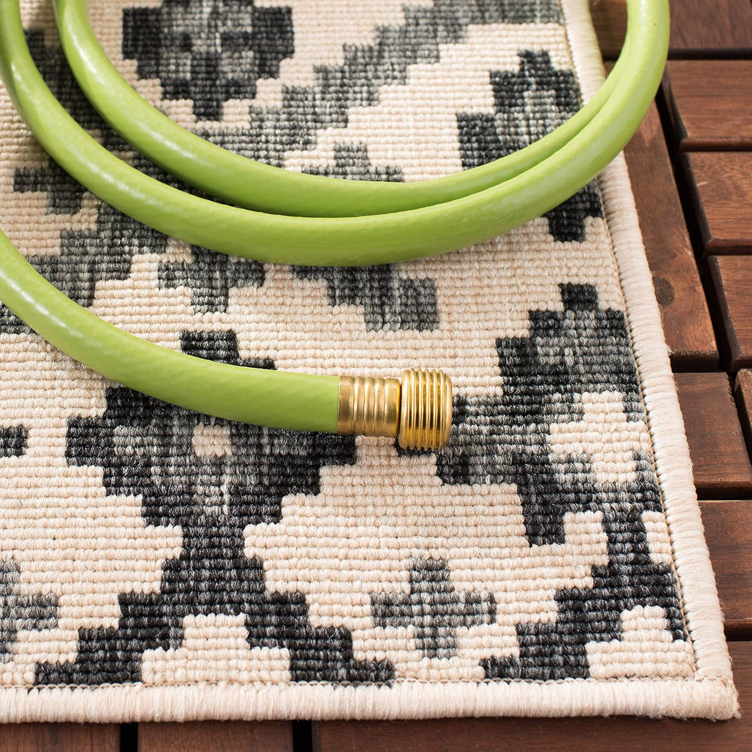 SAFAVIEH Washable Rug Outdoor Veranda Collection – 2′ X 3’7″, Beige & Grey, Non-