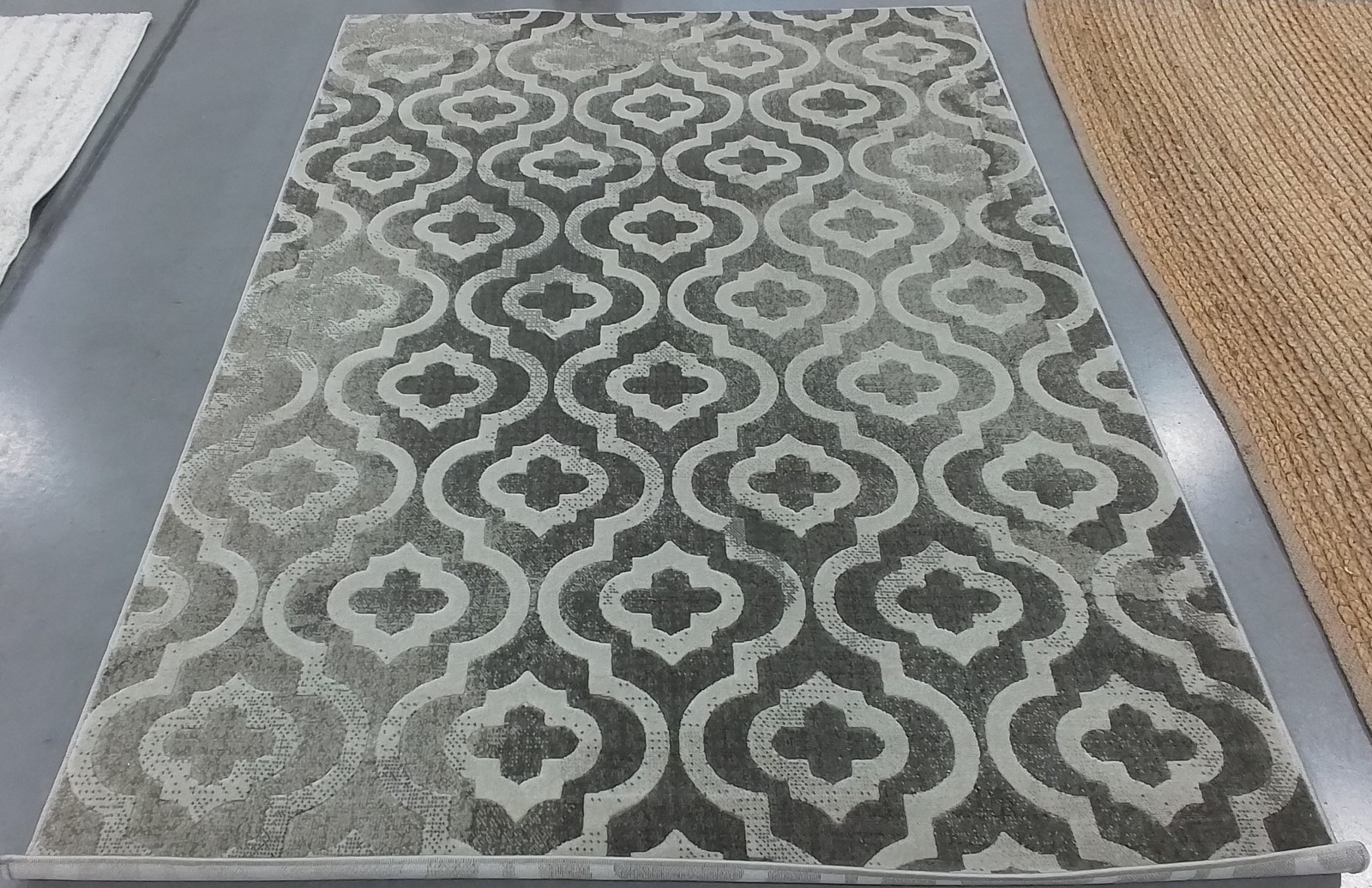 GREY / IVORY 5′-2″ x 7′-6″ Back Stain Rug, Reduced Price 1172805181 PRL7734E-5