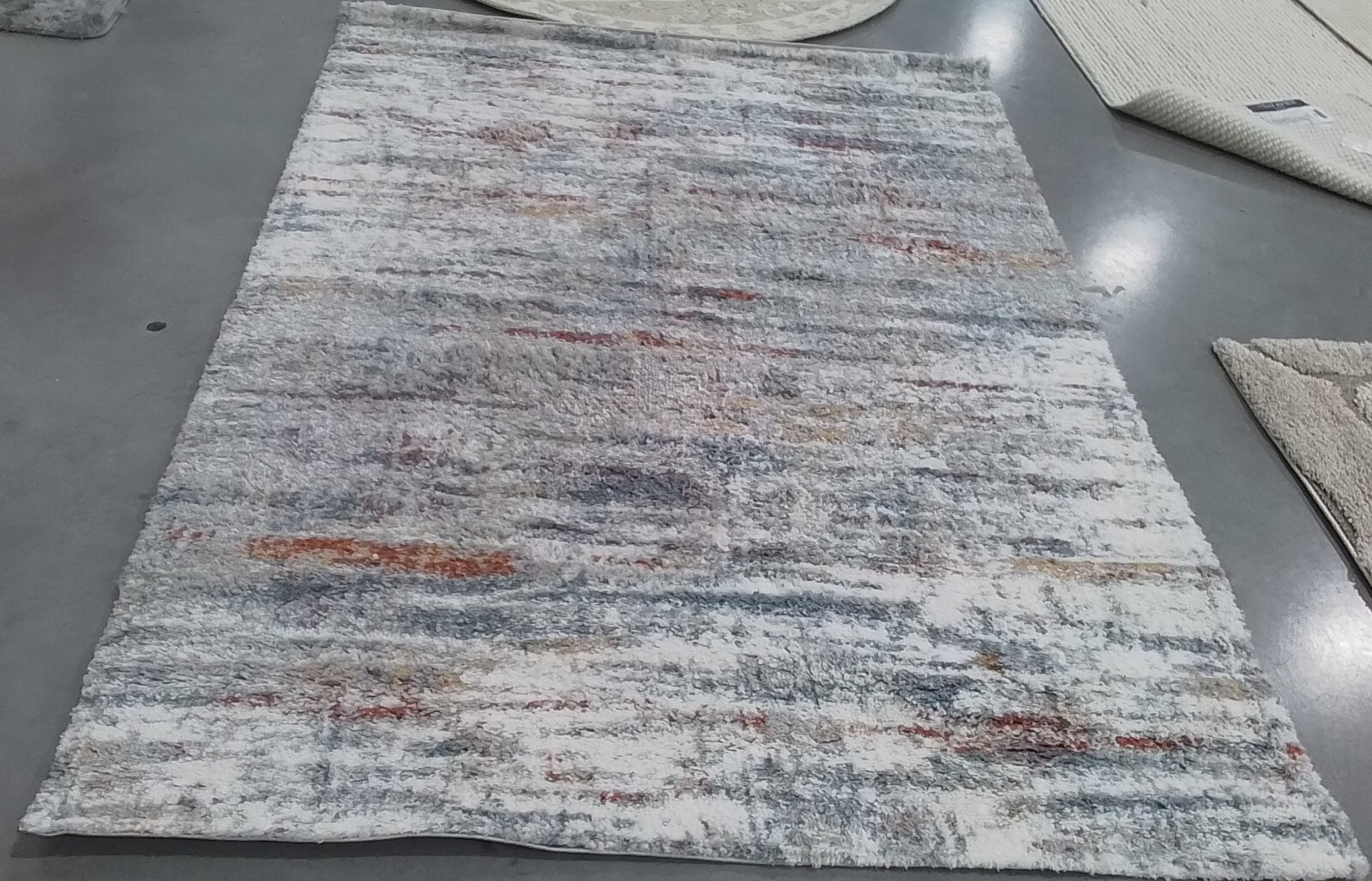BLU RUST / IVORY 5′-5″ X 7′-7″ Back Stain Rug Reduced Price 1172761720 BER577A-5