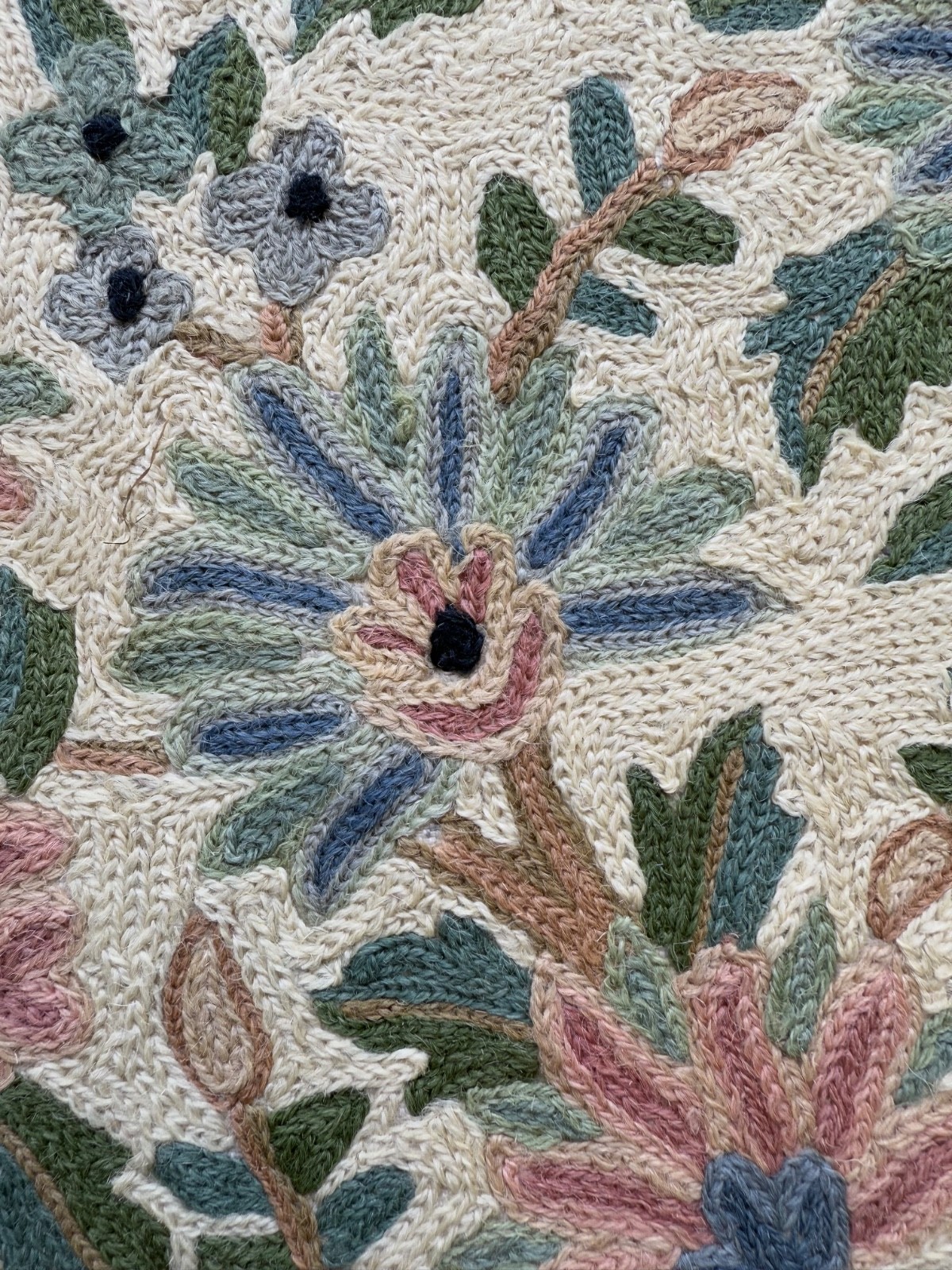 Vintage Beautiful Hand Wool Embroidered Kashmiri Chain Stitch Rug Carpet