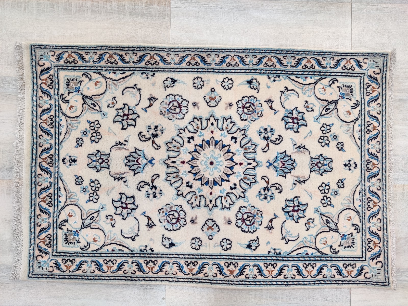 Traditional Hand Knotted Wool Rug Oriental Nain Medallion Rose Gold 2’7″ x 3’10”