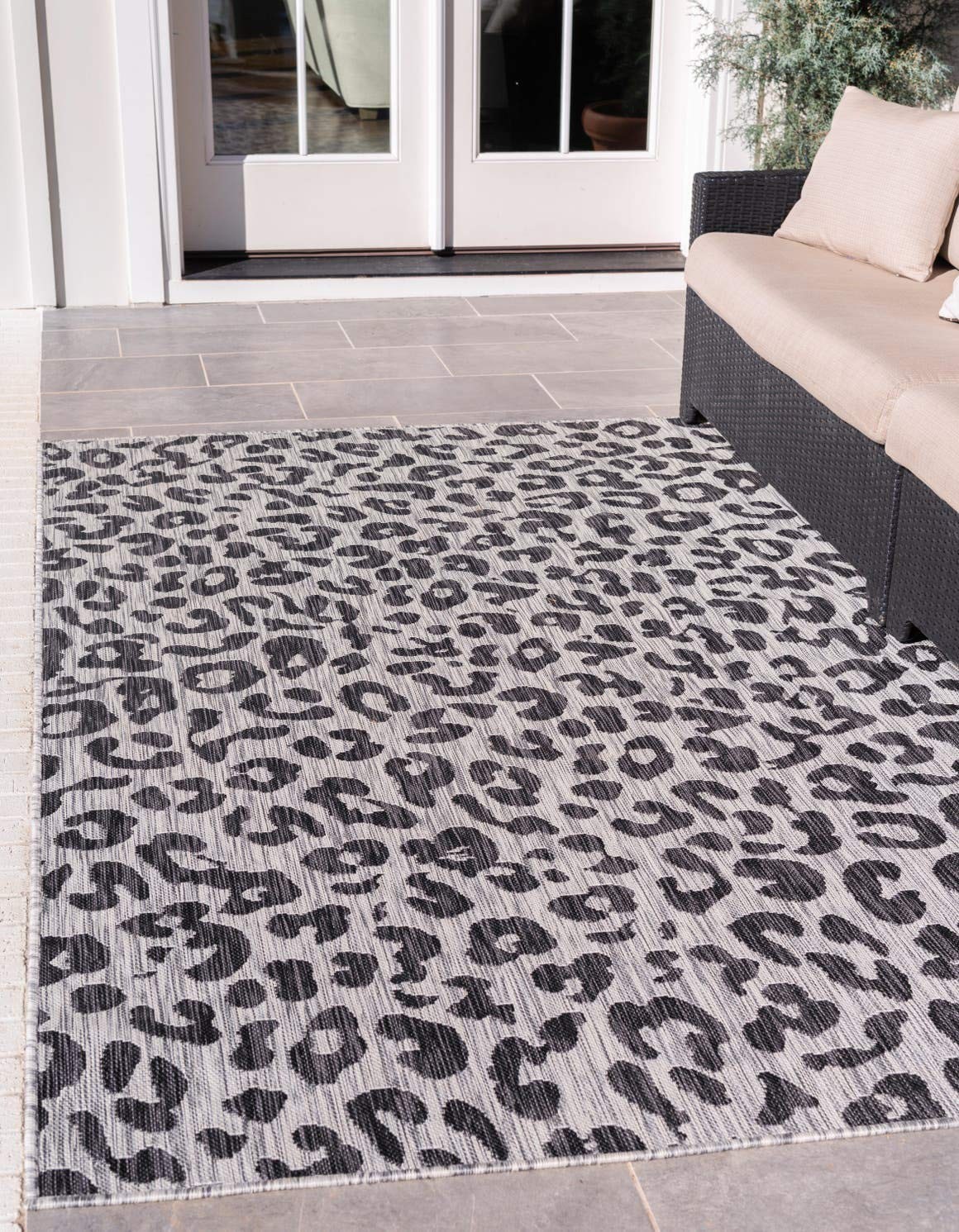 Outdoor Safari Collection Area Rug – Leopard (5′ 1″ x 8′ Rectangle, Light Gra…