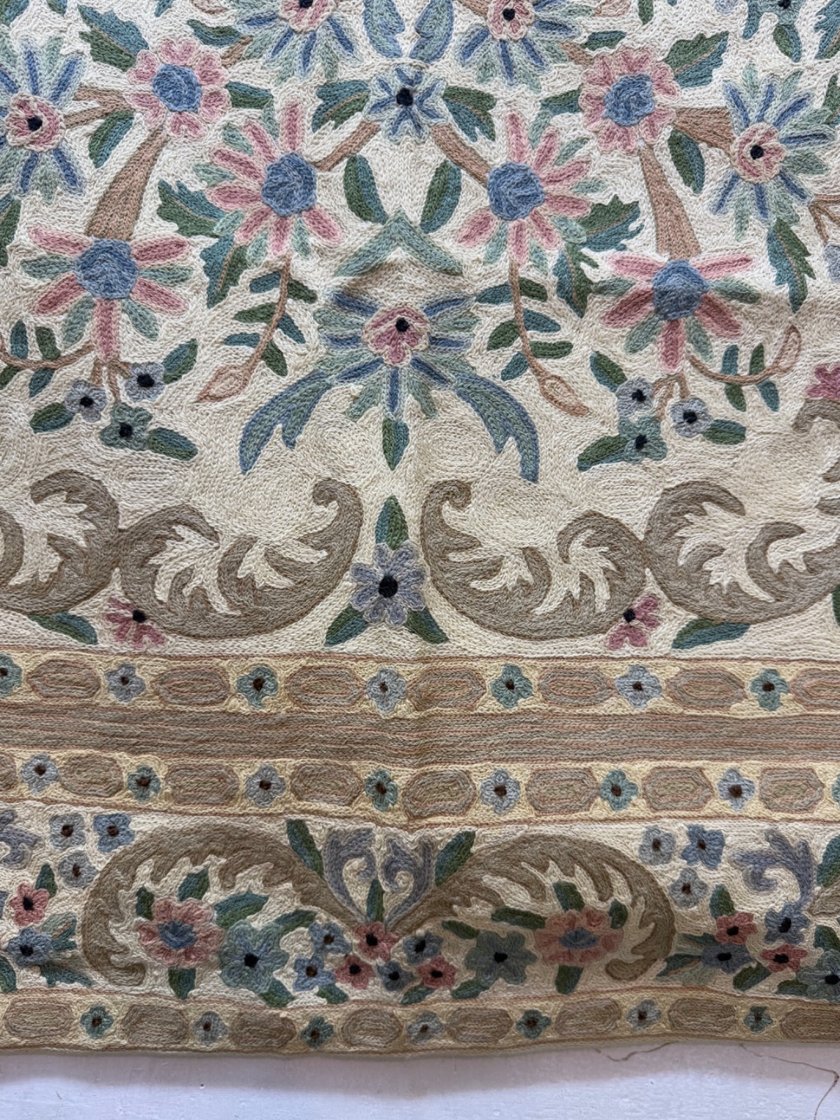 Vintage Beautiful Hand Wool Embroidered Kashmiri Chain Stitch Rug Carpet