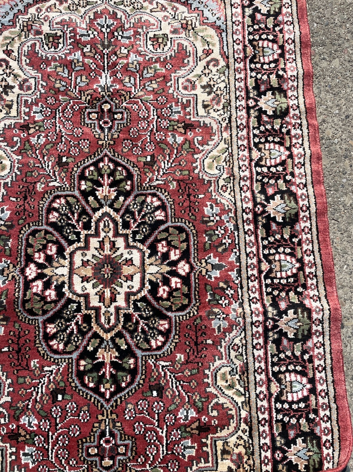 Hand-Woven Wool and Silk Medallion Area Rug 2.11′ x 5.03′