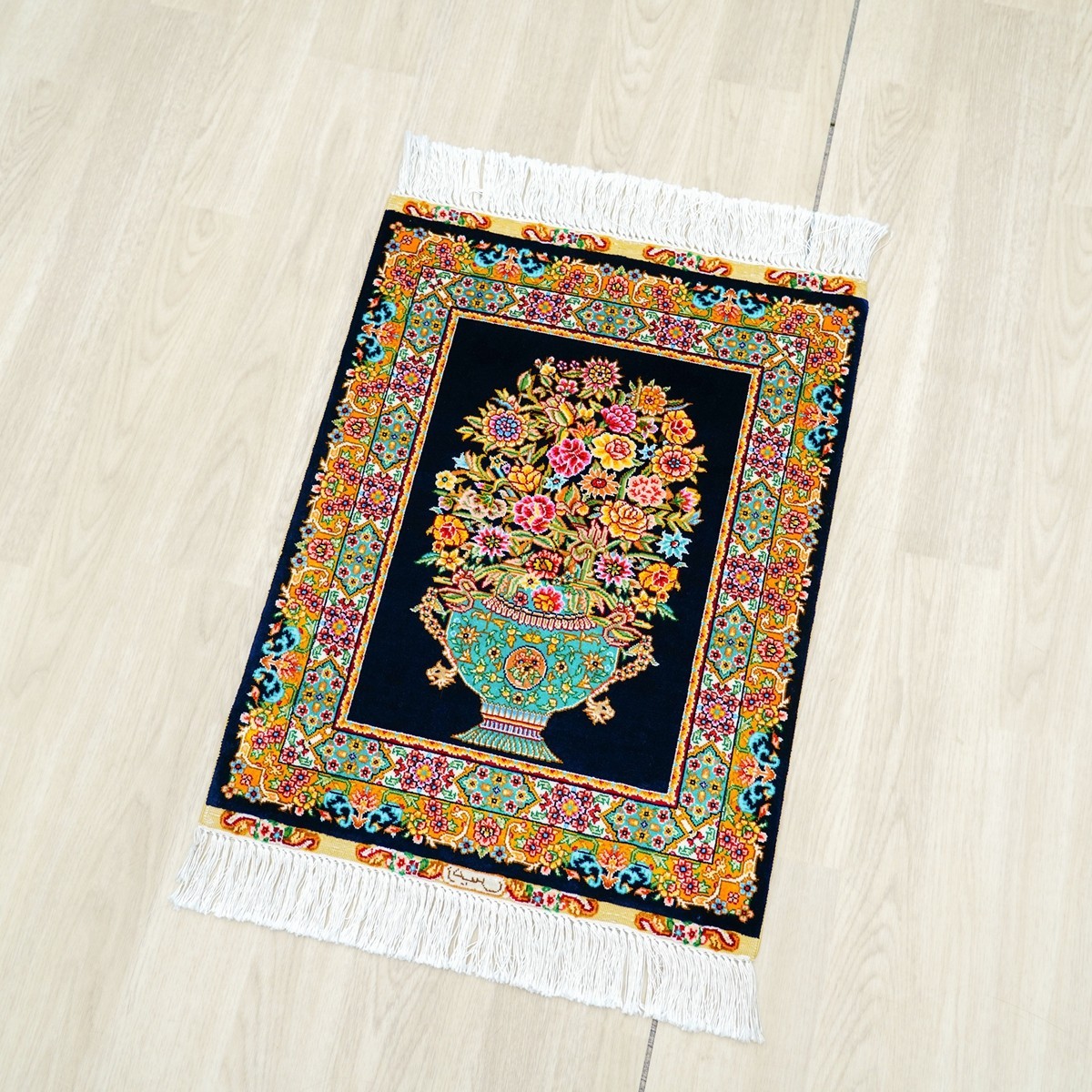 1.5x2ft Small Vase Pattern Tapestry Handmade Silk Area Rug Villa Carpet 1008