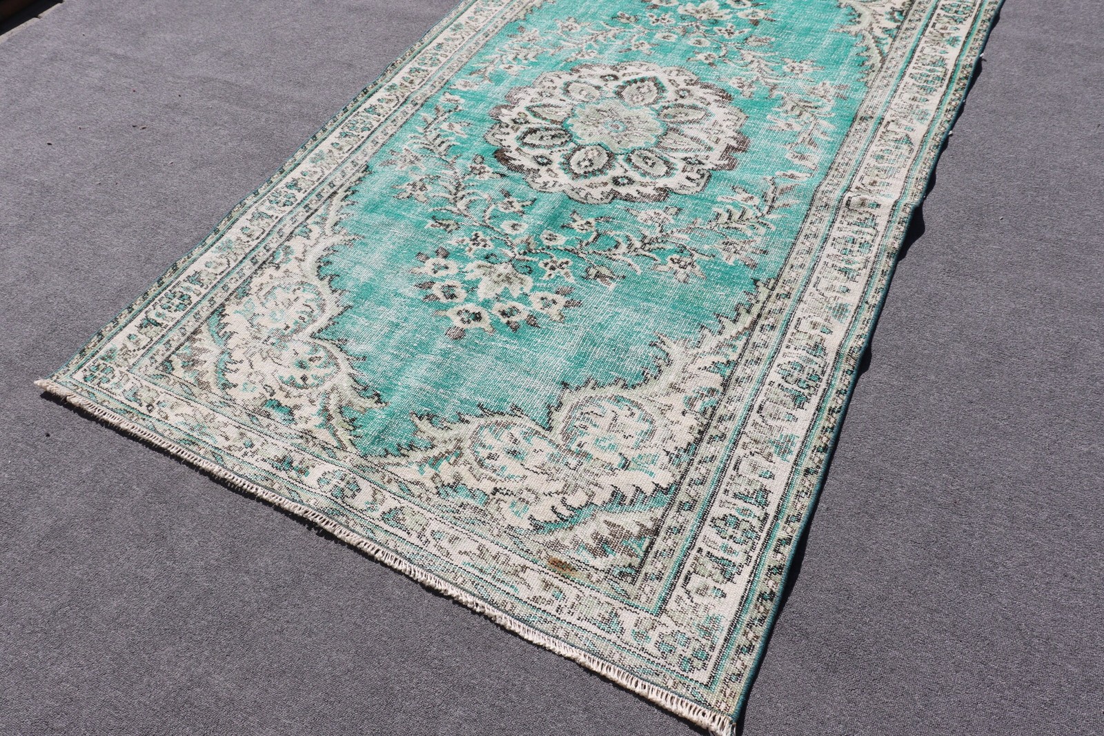 Vintage Turkish Rug 5×8,3 ft (152×253 cm), Blue White Camouflage Rug
