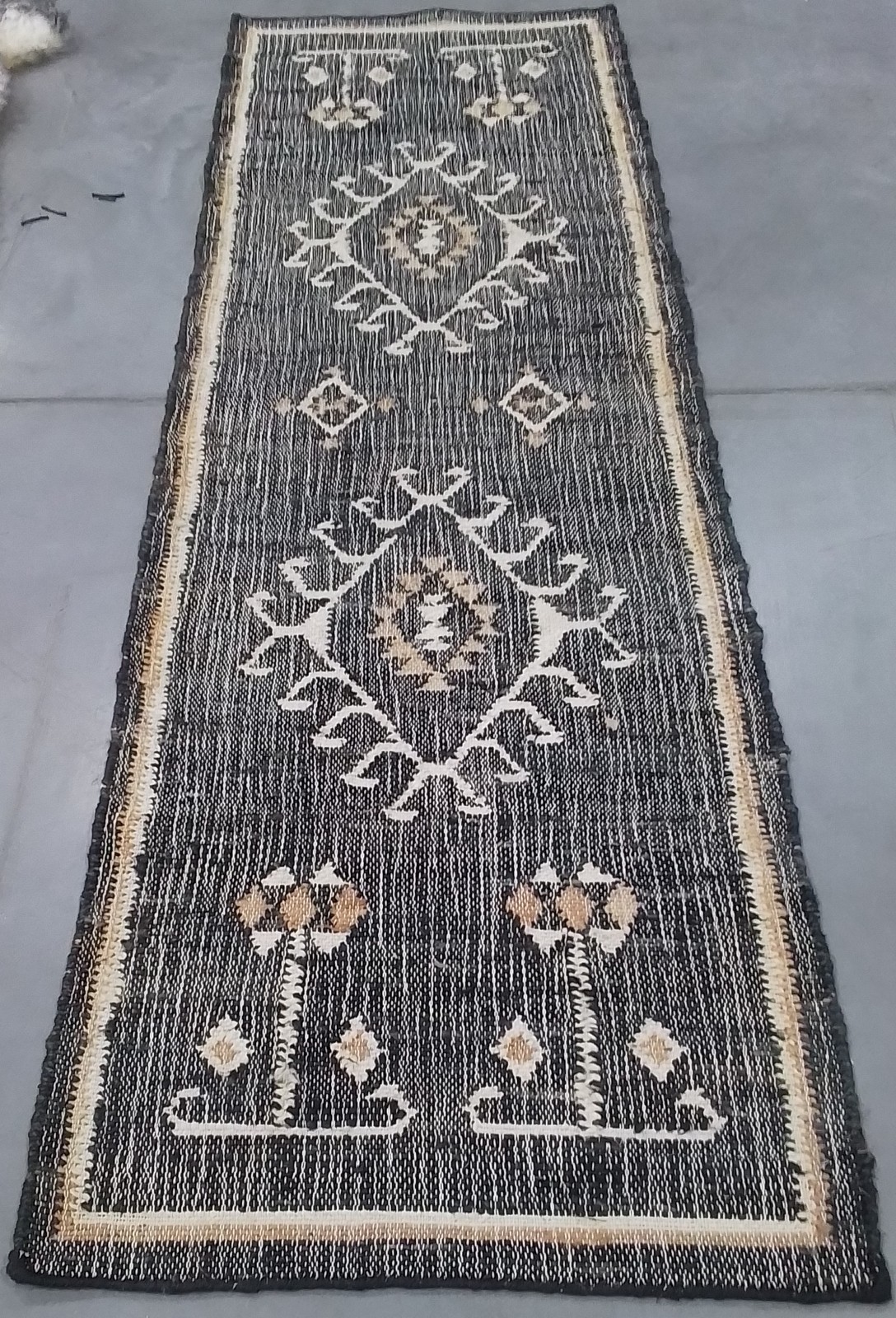 BLACK / IVORY 2′-3″ x 7′-0″ Flaw in Rug, Reduced Price 3172810745 KLM762Z-27