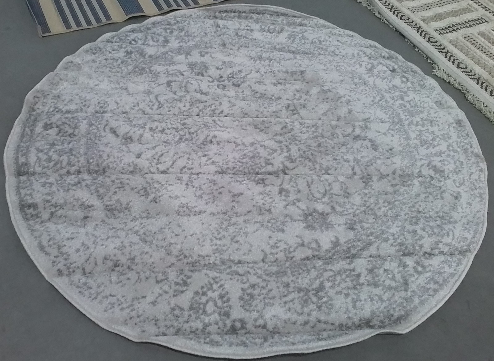 IVORY / SILVER 5′-0″ x 5′-0″ Back Stain Rug, Reduced Price 1172807887 ADR109C-5R