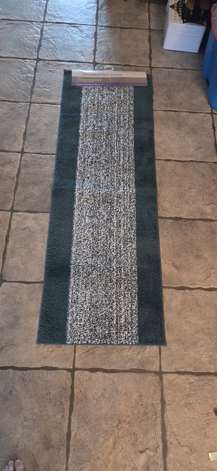 Green And White Bath Rug With Non Slip Back 60 X 20 New B83