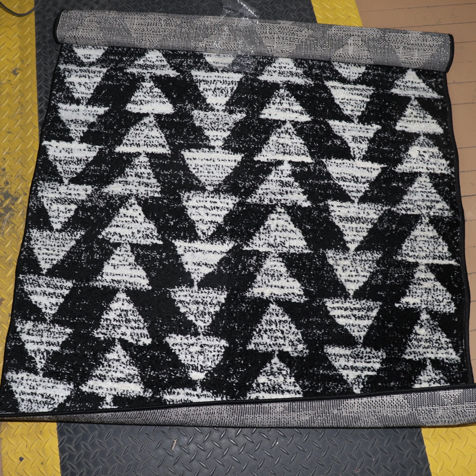 Jonathan Y Moroccan Triangle Geometric Area Rug Black/Cream 3′ x 5′