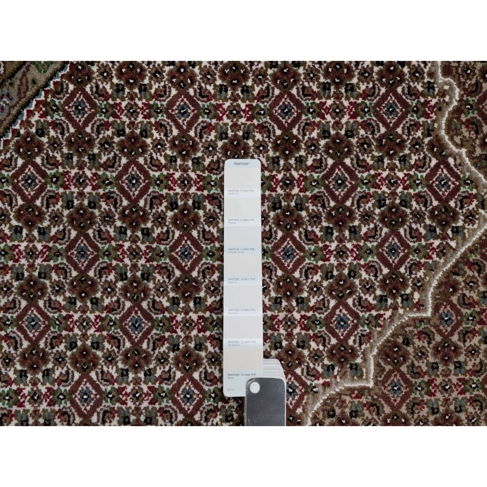 7’6″x7’6″ White Tebraz Mahi with Fish Design Hand Knotted Wool Round Rug R91042