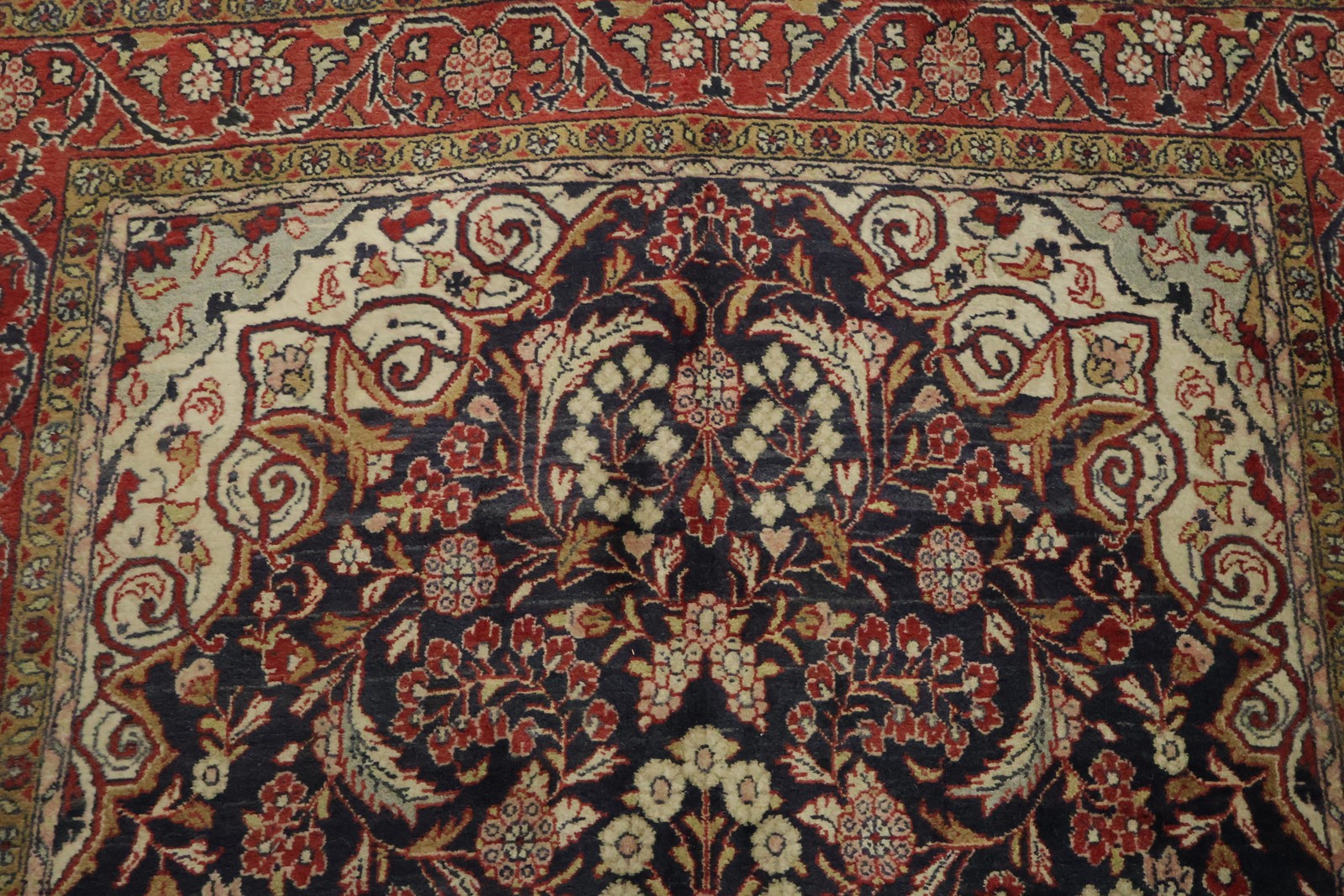 Classic Vintage Elegance in a Traditional 4×7 Blue Ivory Medallion Wool Rug