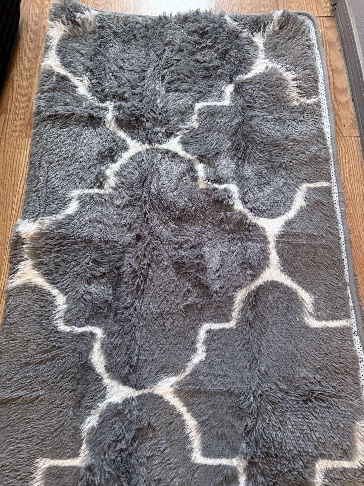 Grey and White Shag Trellis Rug 8×5 Feet