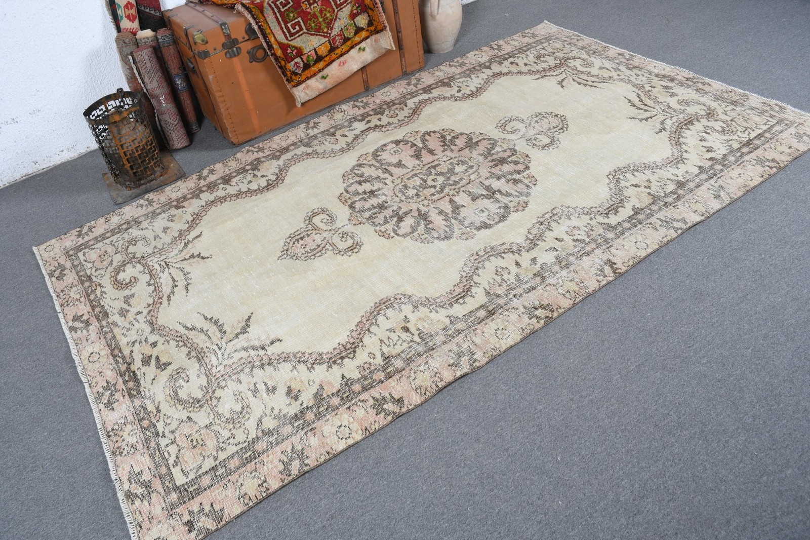 Vintage Turkish Rug 4,8×8,5 ft (147×258 cm), White Brown Check Rug