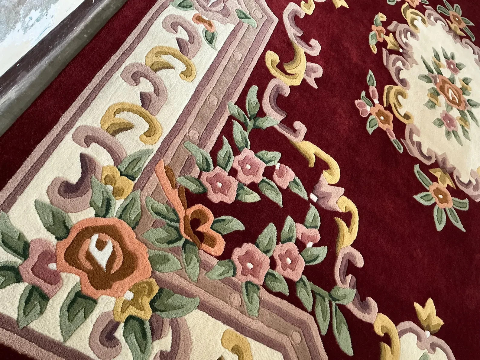 Red Hand Tufted Wool Rug Floral Medallion Design 5×7 Design, Ivory Traditional