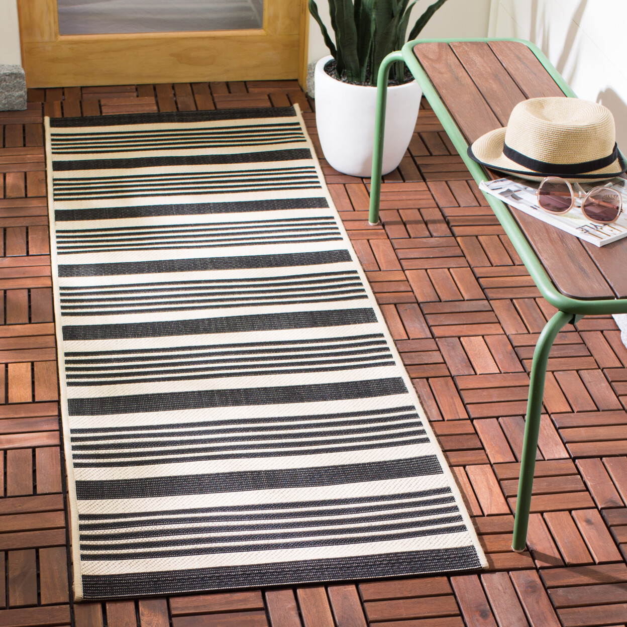 SAFAVIEH Indoor Outdoor CY6062-216 Courtyard Black / Bone Rug