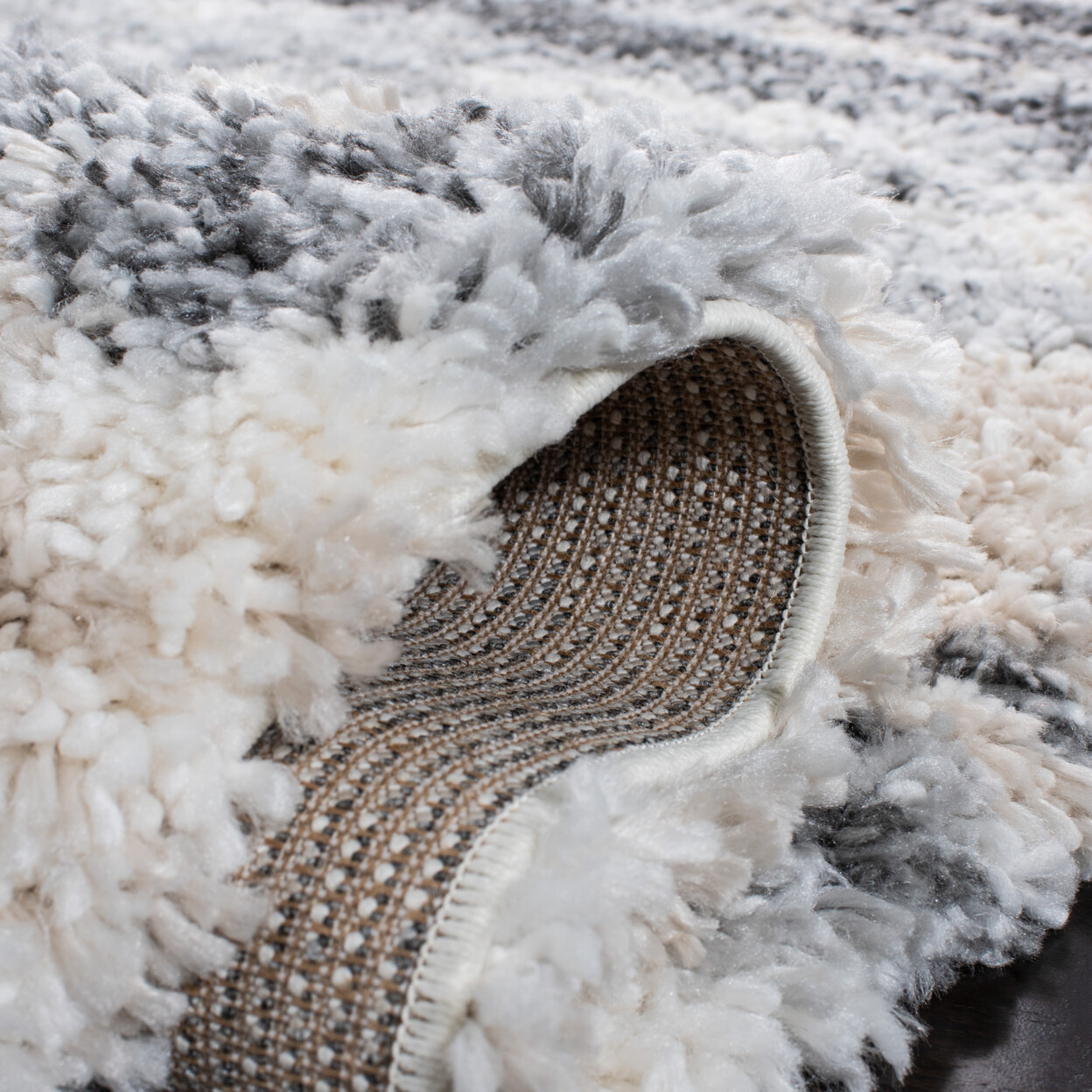 SAFAVIEH Fontana Shag Collection FNT853G Grey / Ivory Rug