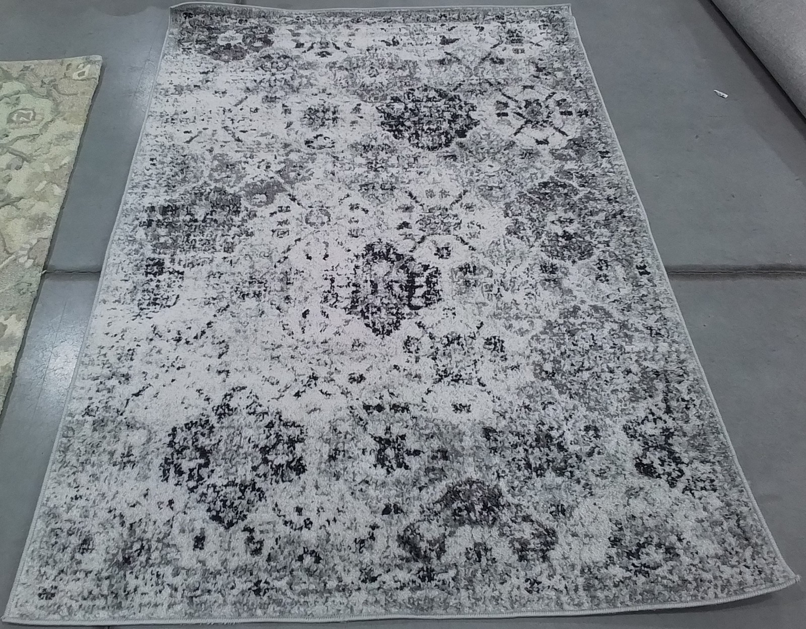 SILVER / GREY 4′-0″ x 6′-0″ Back Stain Rug, Reduced Price 1172801539 MAD611G-4