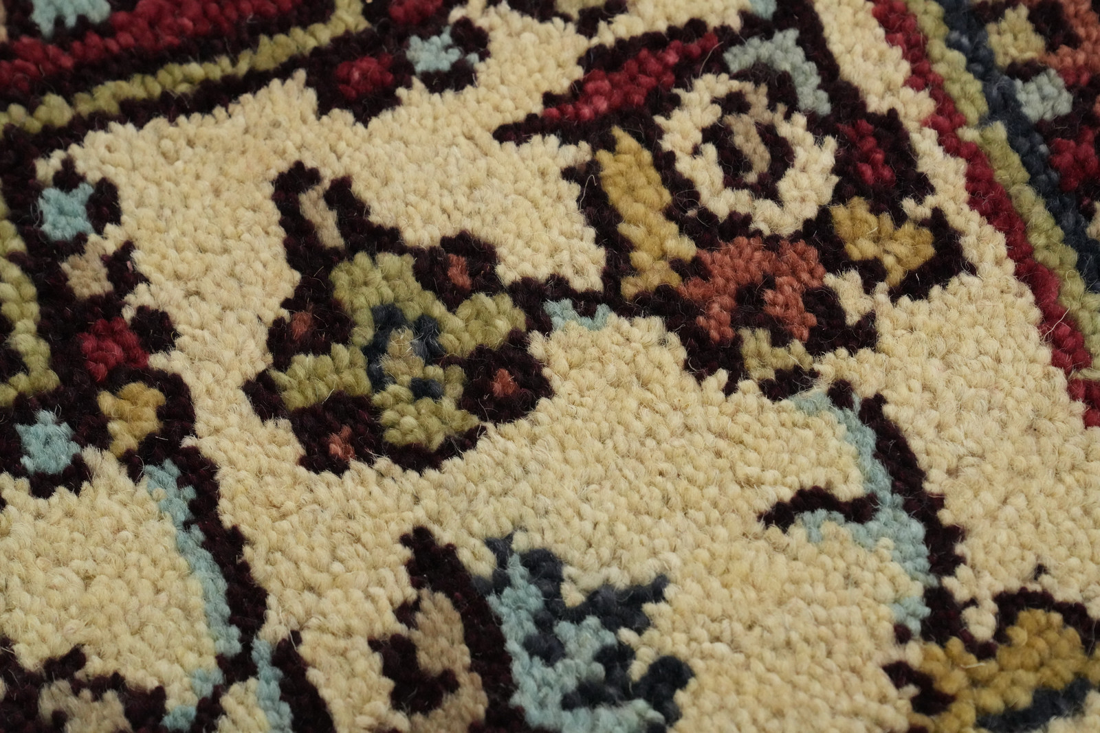 Ivory/ Red Geometric Pattern Traditional Indian Rug 4×6 ft Hand-knotted Wool