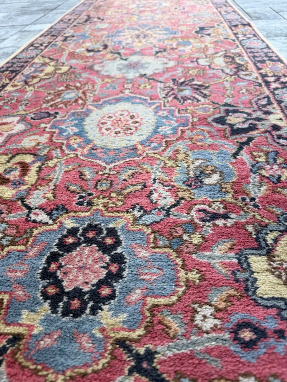 2.6×12 KARASTAN WILLIAMSBURG KIRMAN VASE 557 100% WOOL RUG – VERY GOOD CONDITION