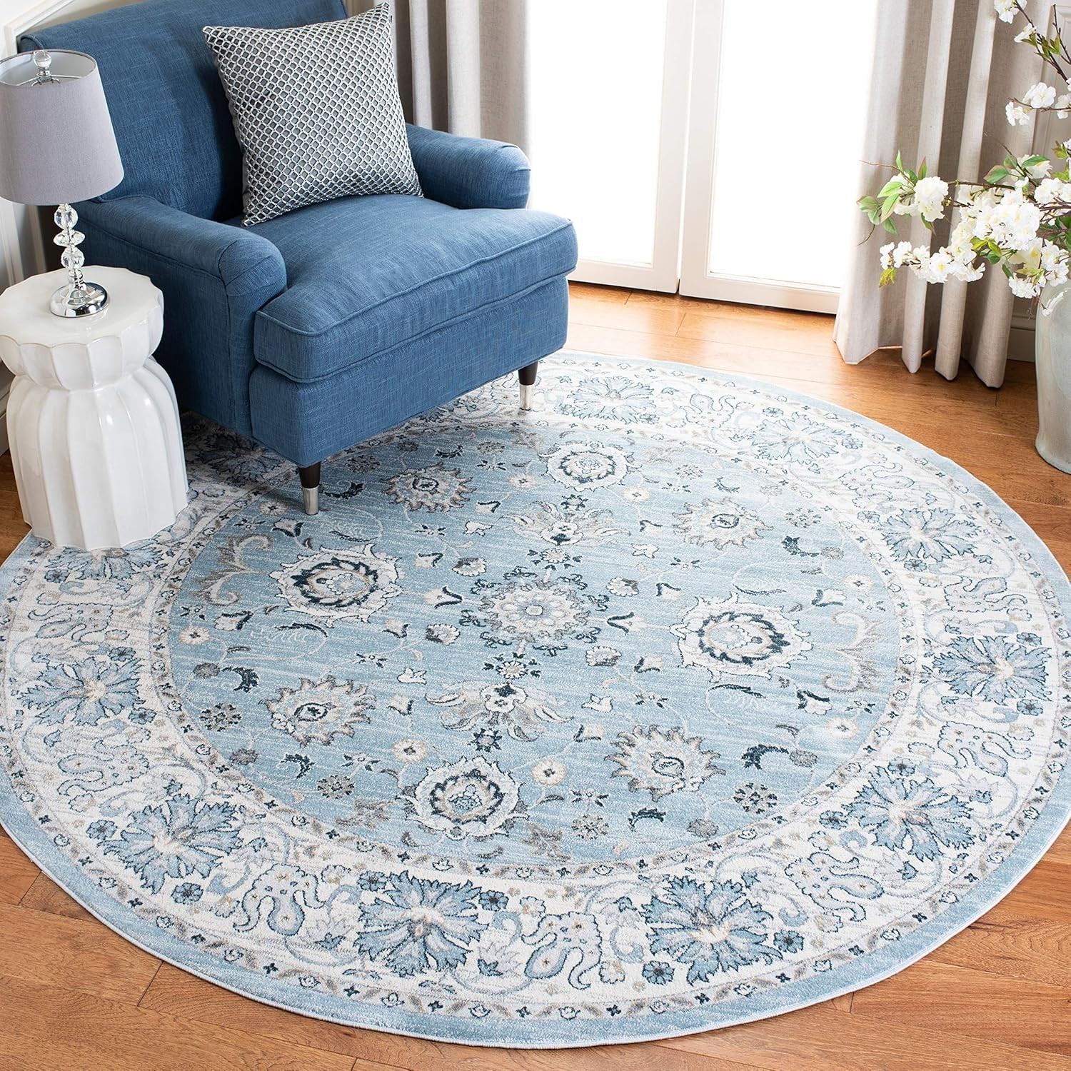 SAFAVIEH Isabella Collection Area Rug – 4′ Round, Light Blue & Cream