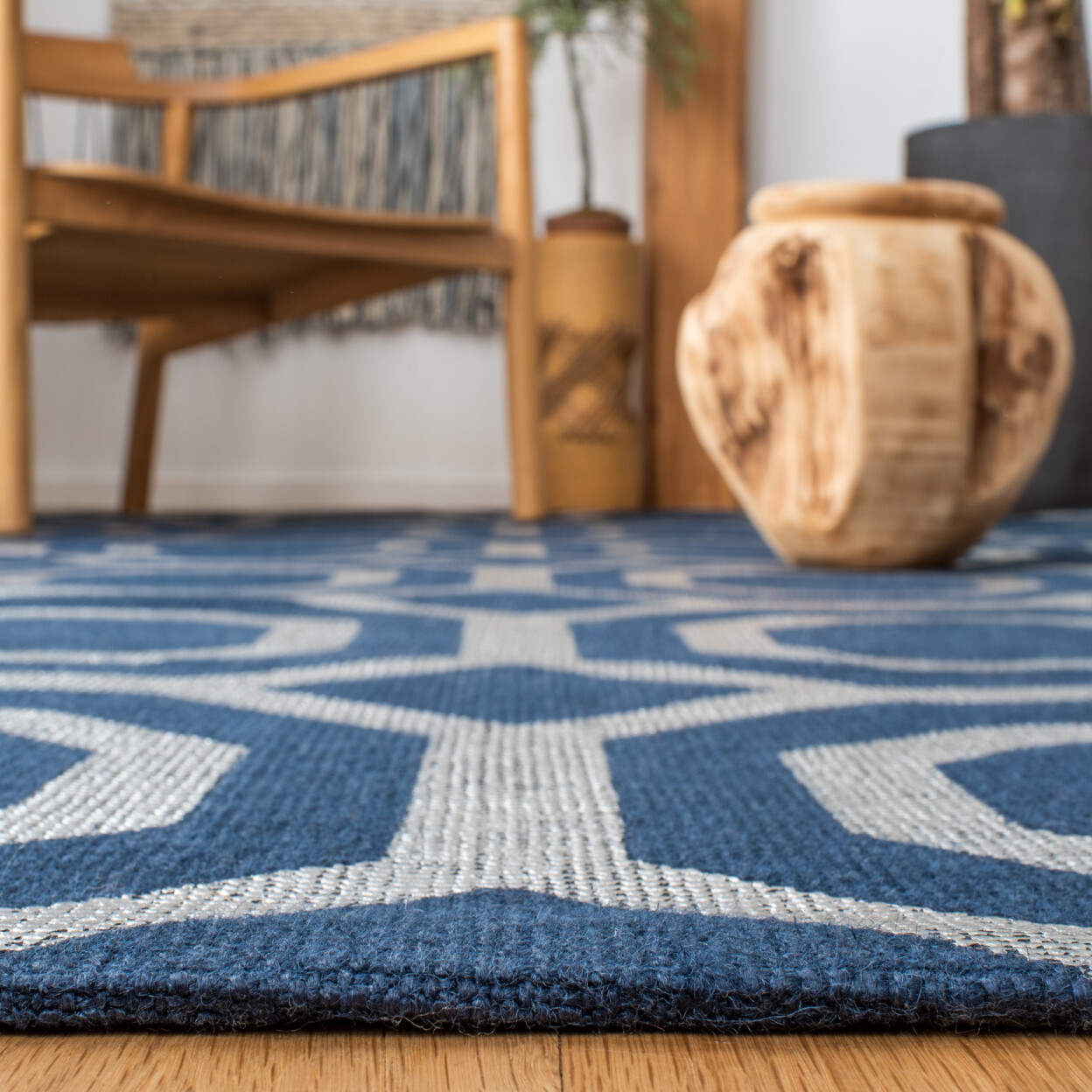 SAFAVIEH Cedar Brook CDR268M Handmade Navy / Silver Rug