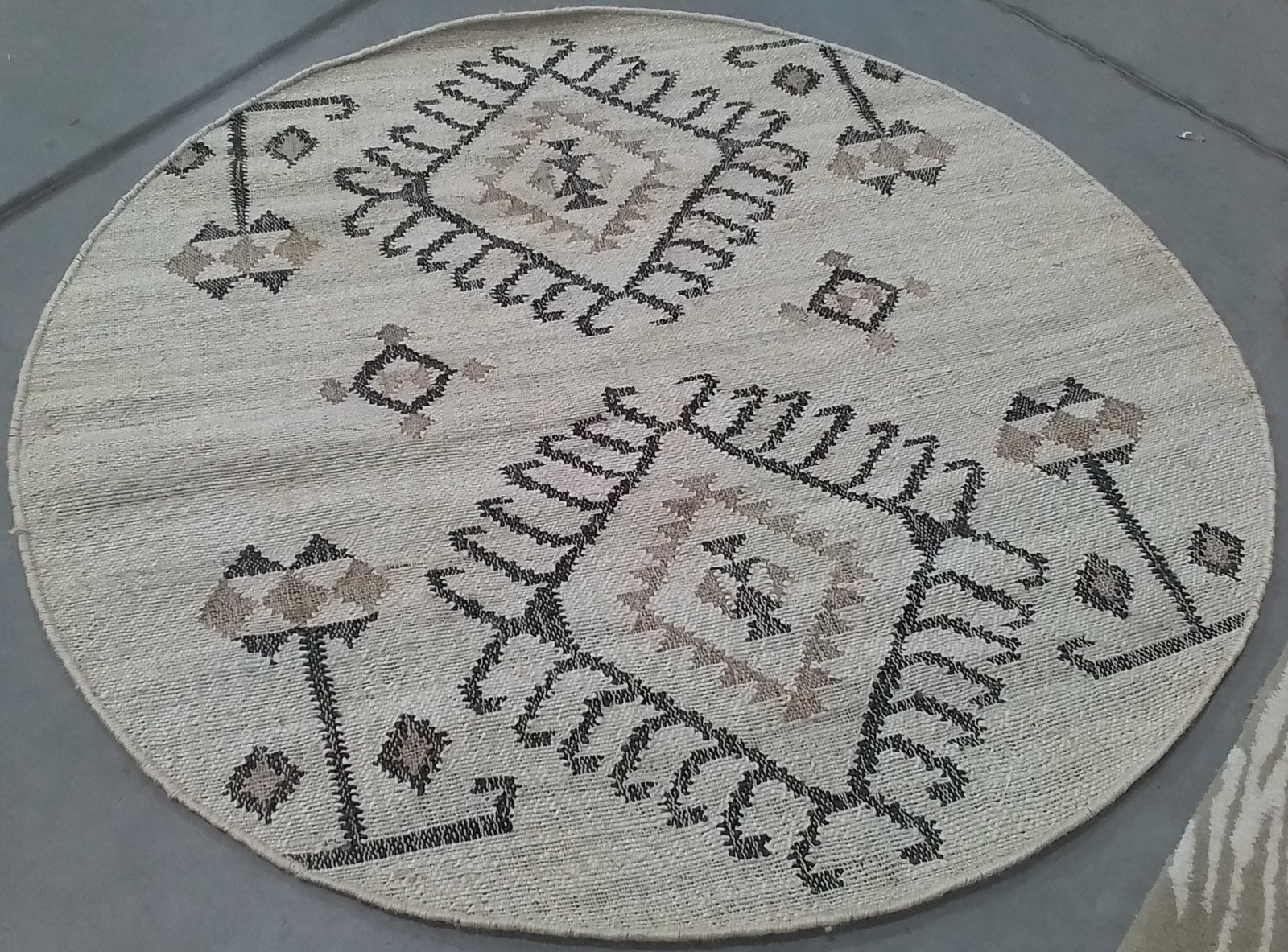 IVORY / BLACK 5′-0″ x 5′-0″ Damaged Rug, Reduced Price 1172804477 KLM762A-5R
