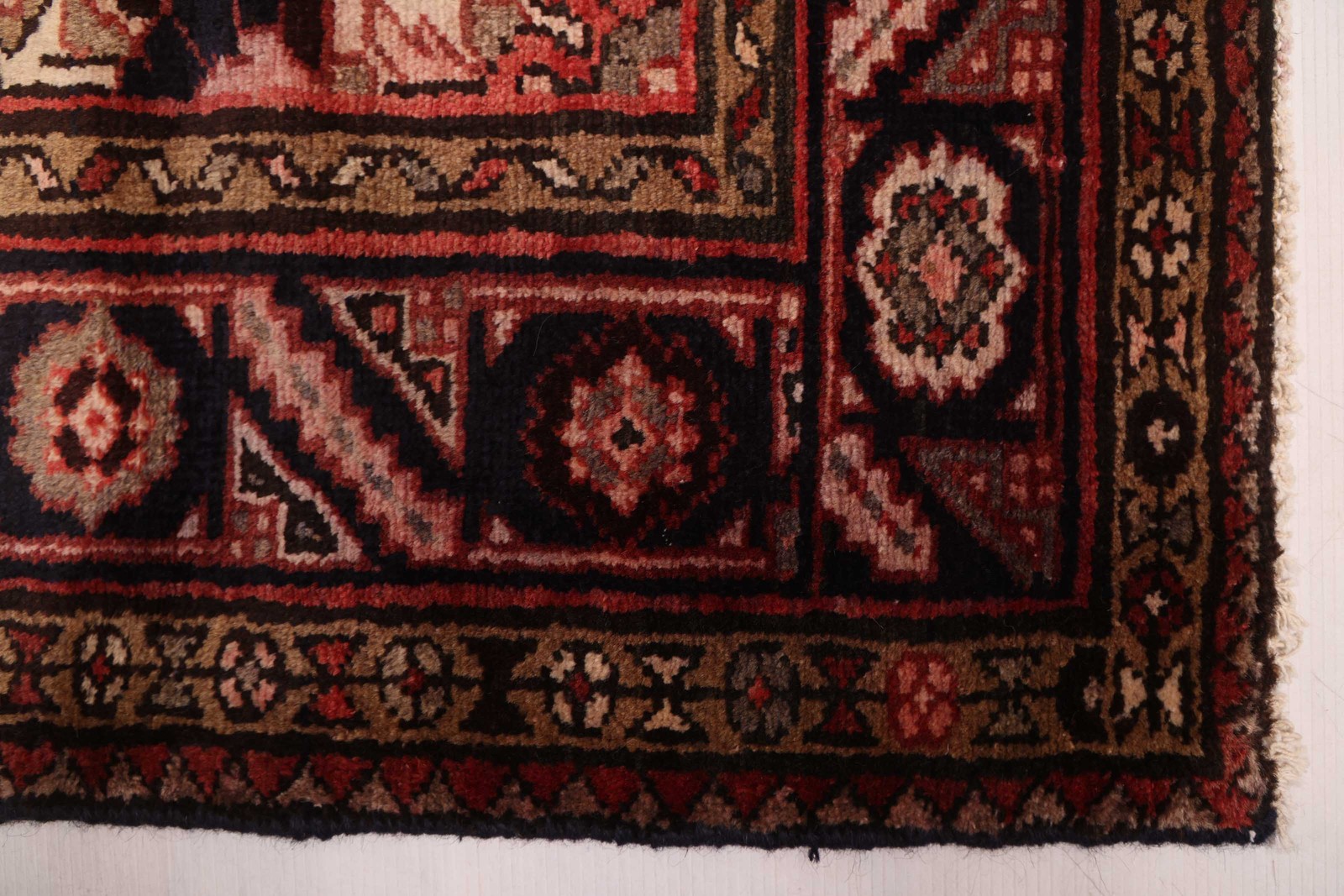 Vintage 4’9″ x 7’8″ Traditional Hand Knotted Vegetable Dye Wool Area Rug